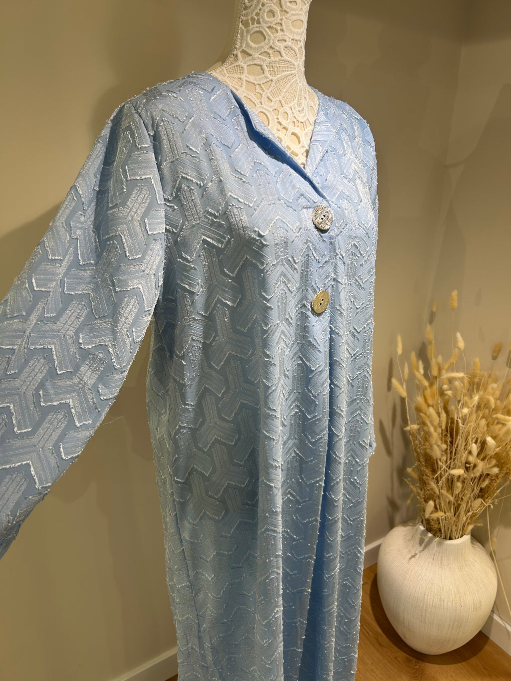 Robe col Y détail bouton dorée