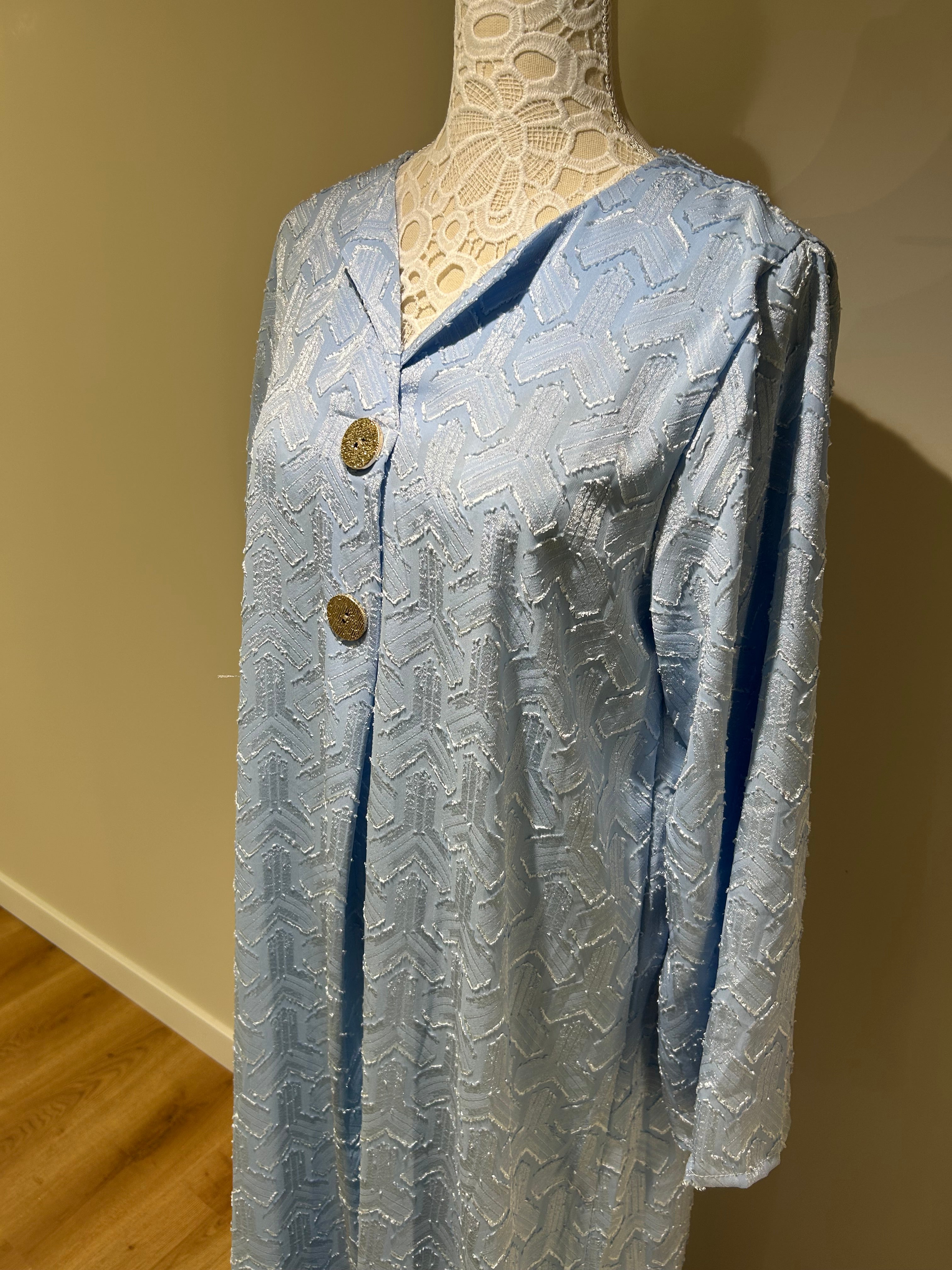 Robe col Y détail bouton dorée