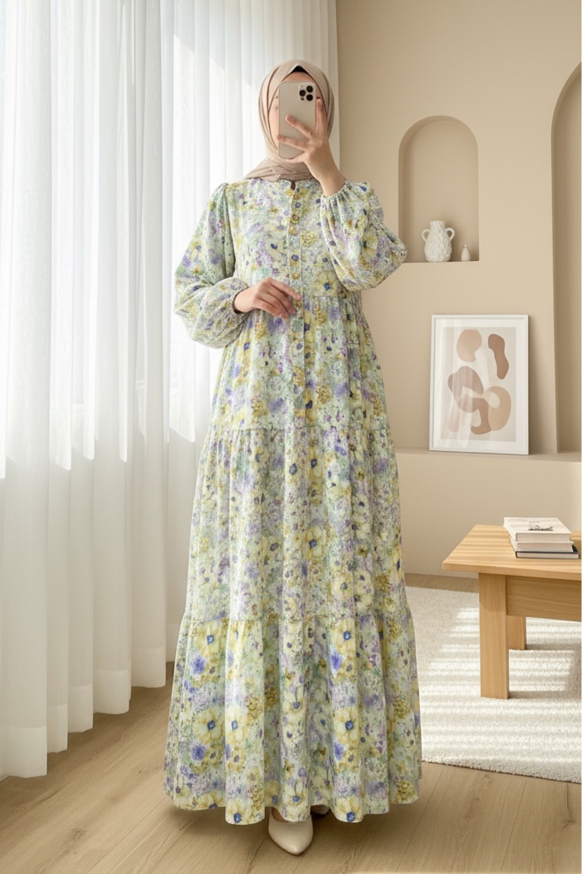 Robe à fleurs avec manches mi-boutonnées et élastiques