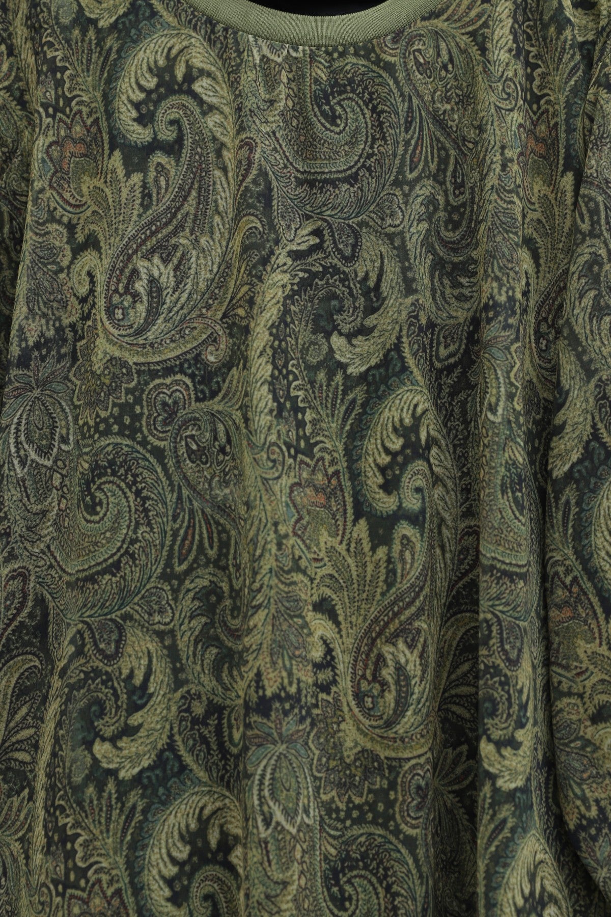 Robe en chiffon doublée avec jupe à pièces à motif ethnique
