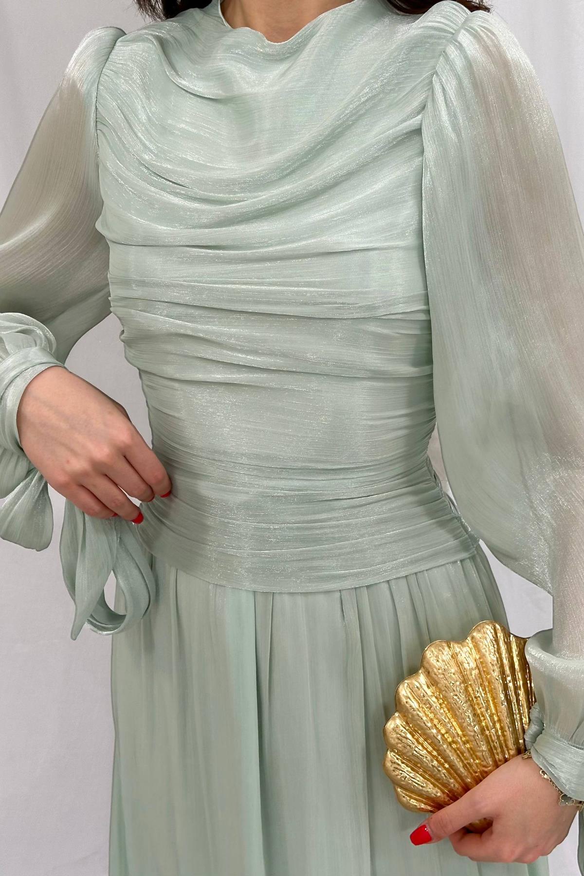 Robe de soirée drapée à manches ballon plissées