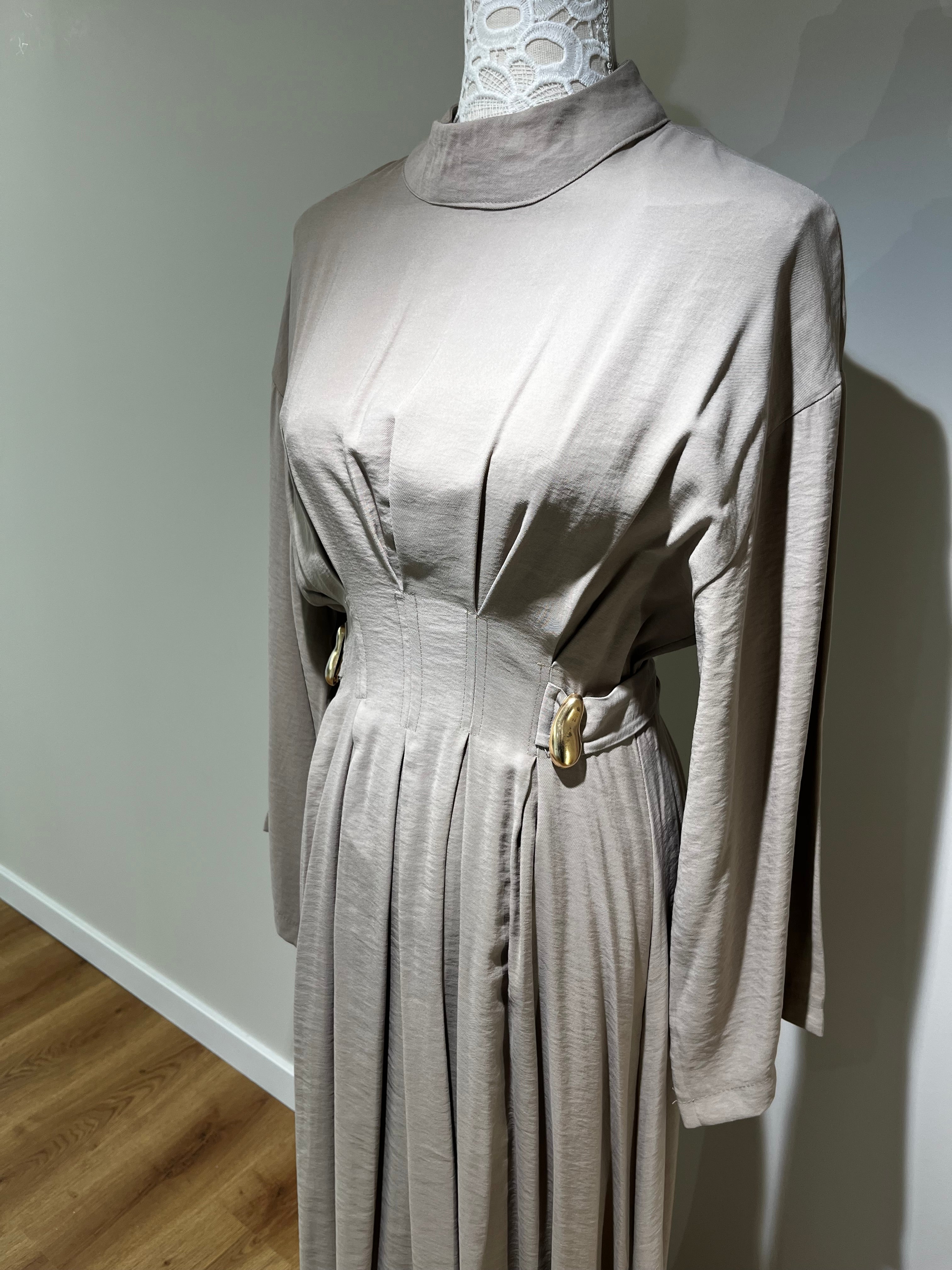 Robe en modal à plis avec ceinture et détail de boucle