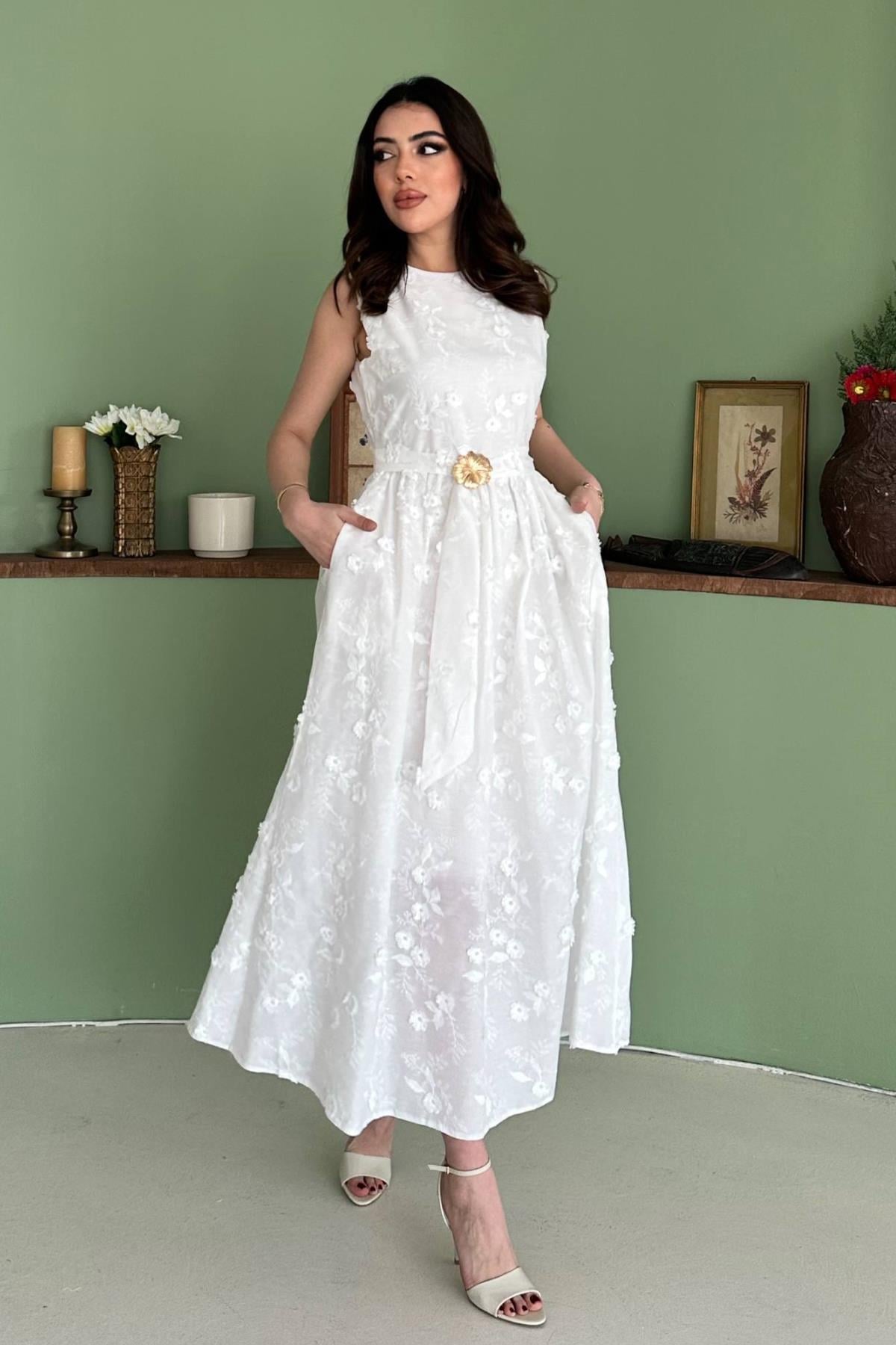 Robe Brodée à fleurs blanches