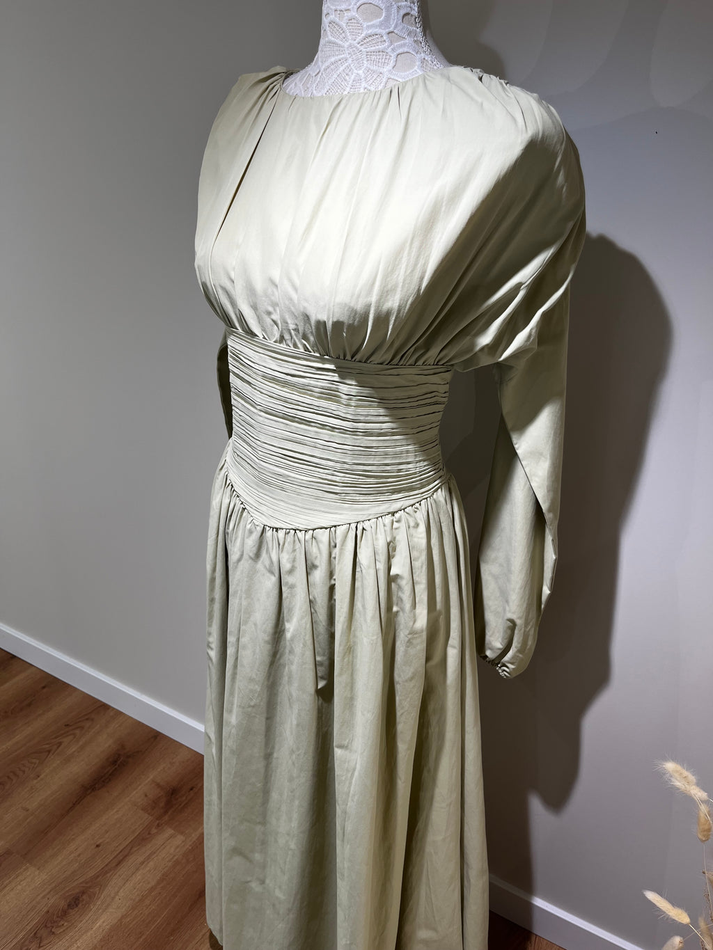 Robe en popeline avec devant plissé, manches élastiquées et fermeture éclair