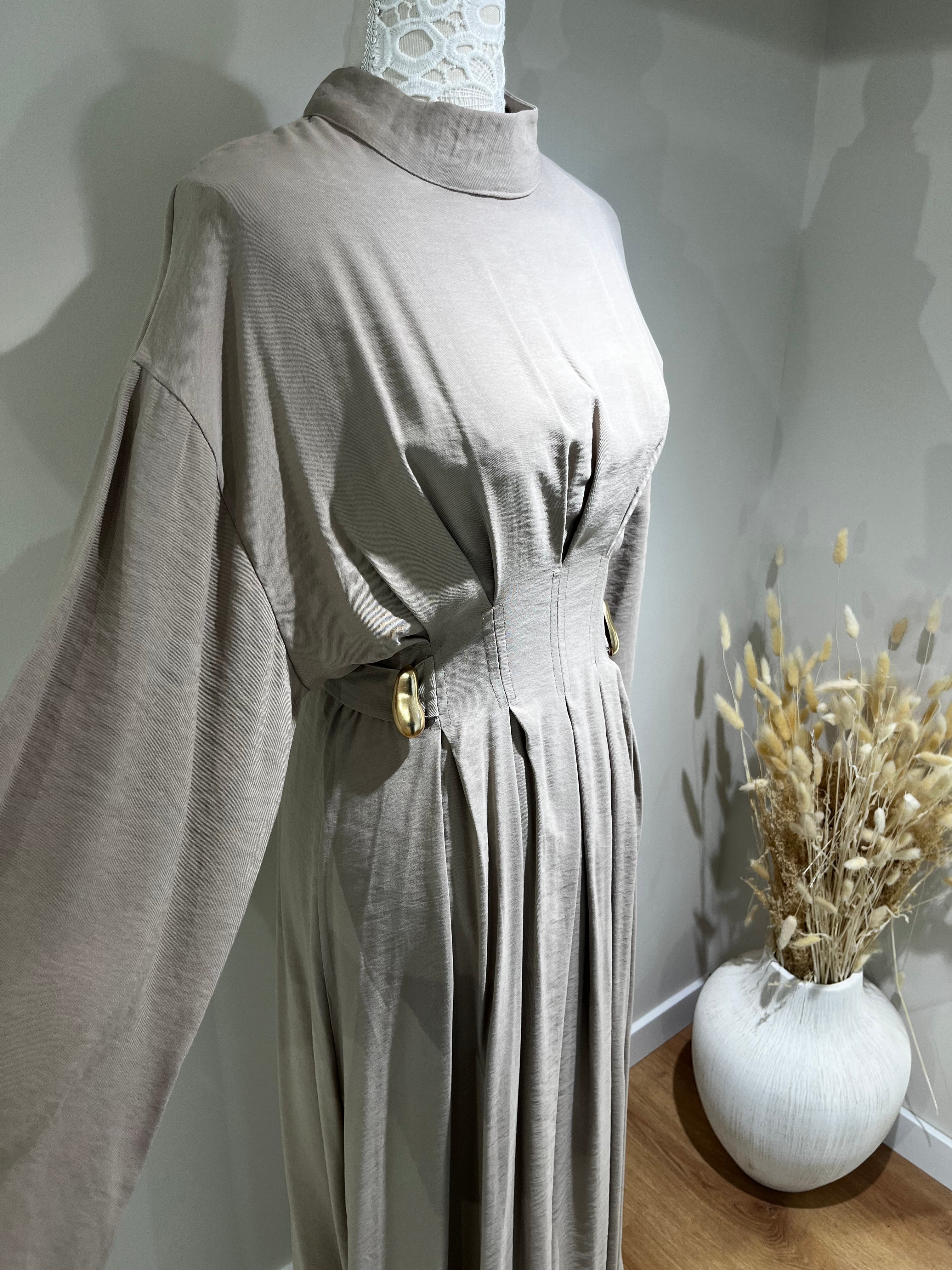 Robe en modal à plis avec ceinture et détail de boucle