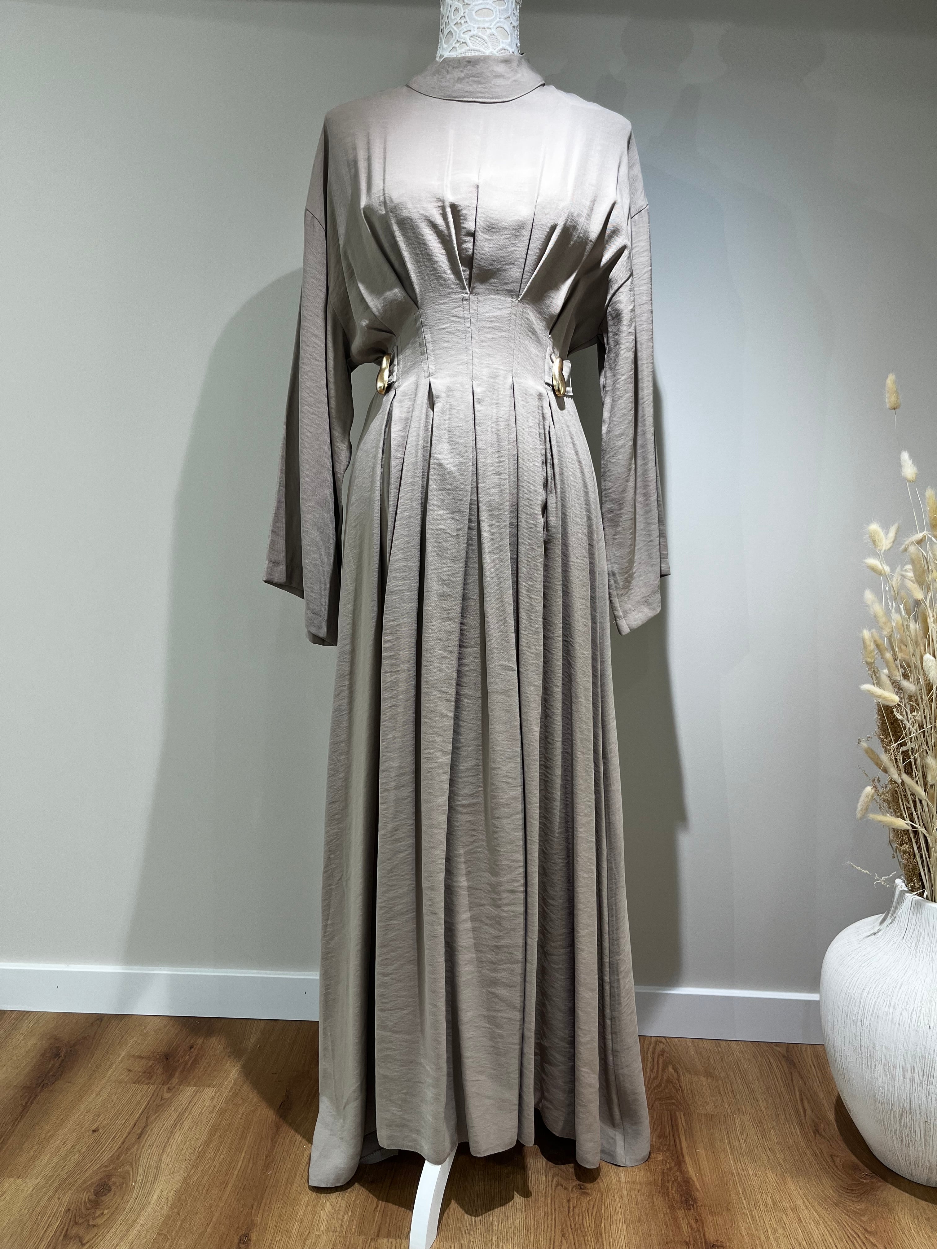 Robe en modal à plis avec ceinture et détail de boucle