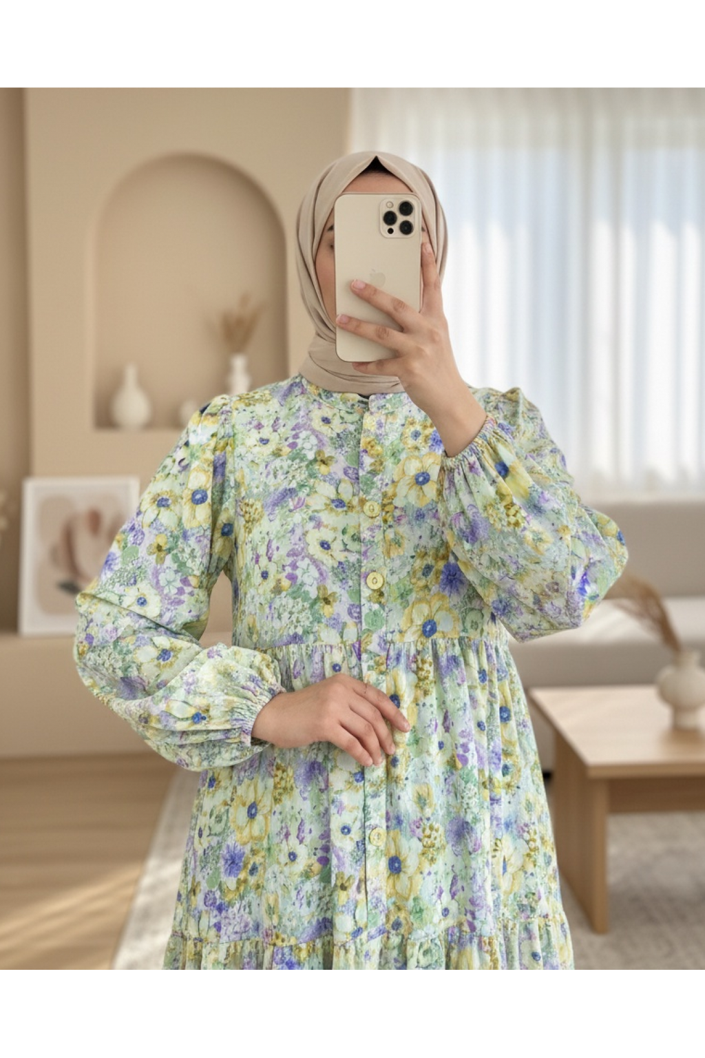 Robe à fleurs avec manches mi-boutonnées et élastiques