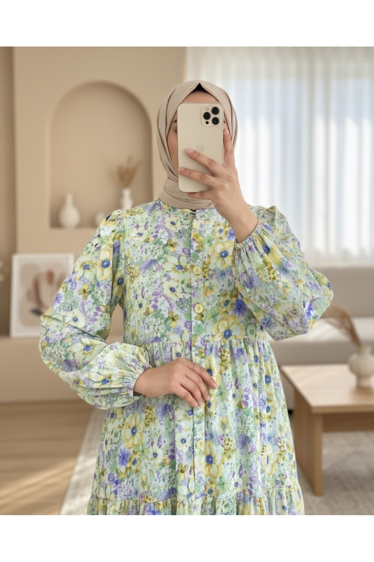 Robe à fleurs avec manches mi-boutonnées et élastiques