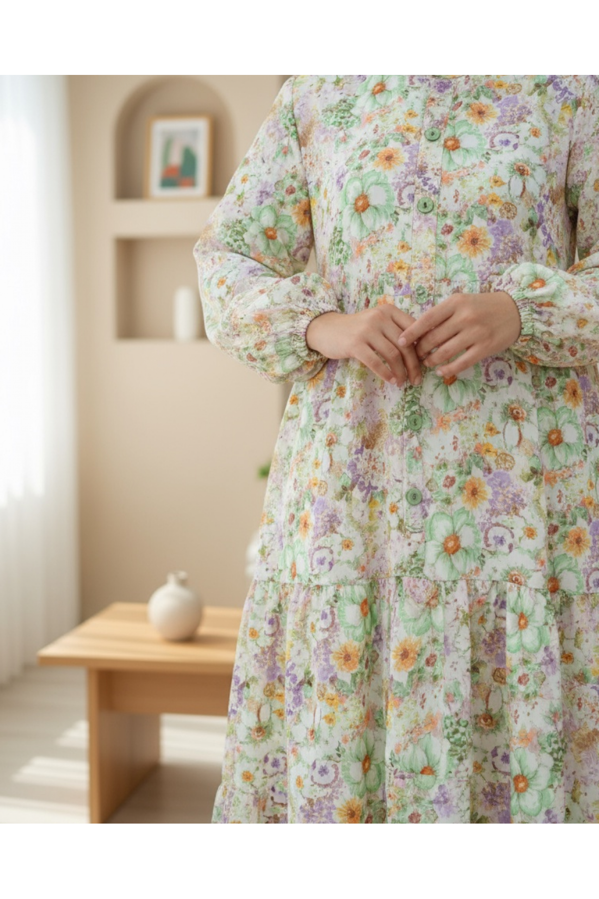 Robe à fleurs avec manches mi-boutonnées et élastiques