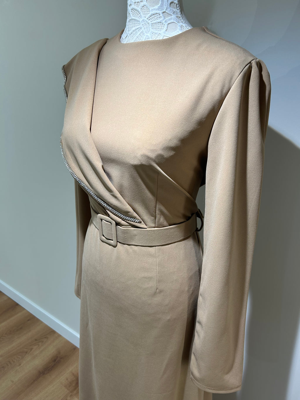 Robe en crêpe avec ceinture et broderie de pierres