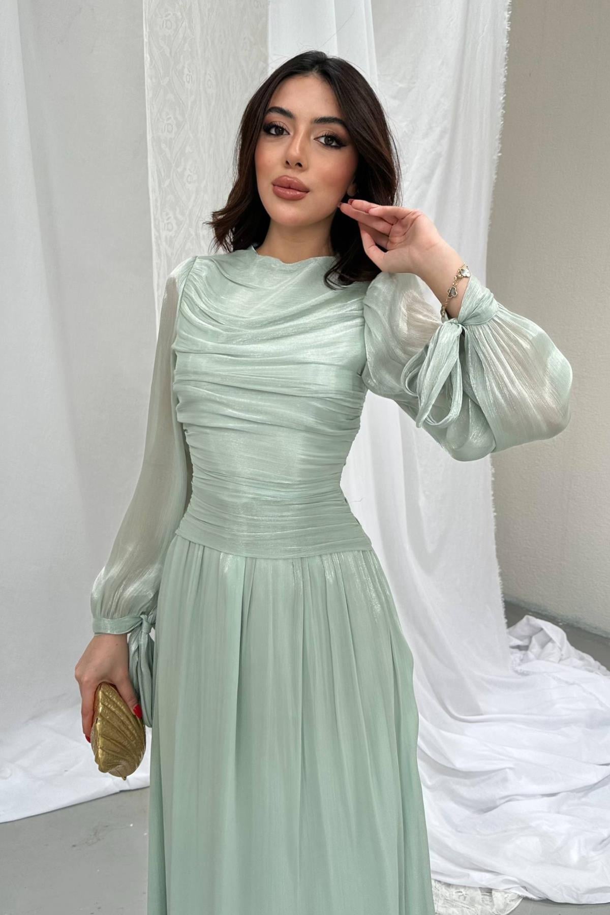 Robe de soirée drapée à manches ballon plissées
