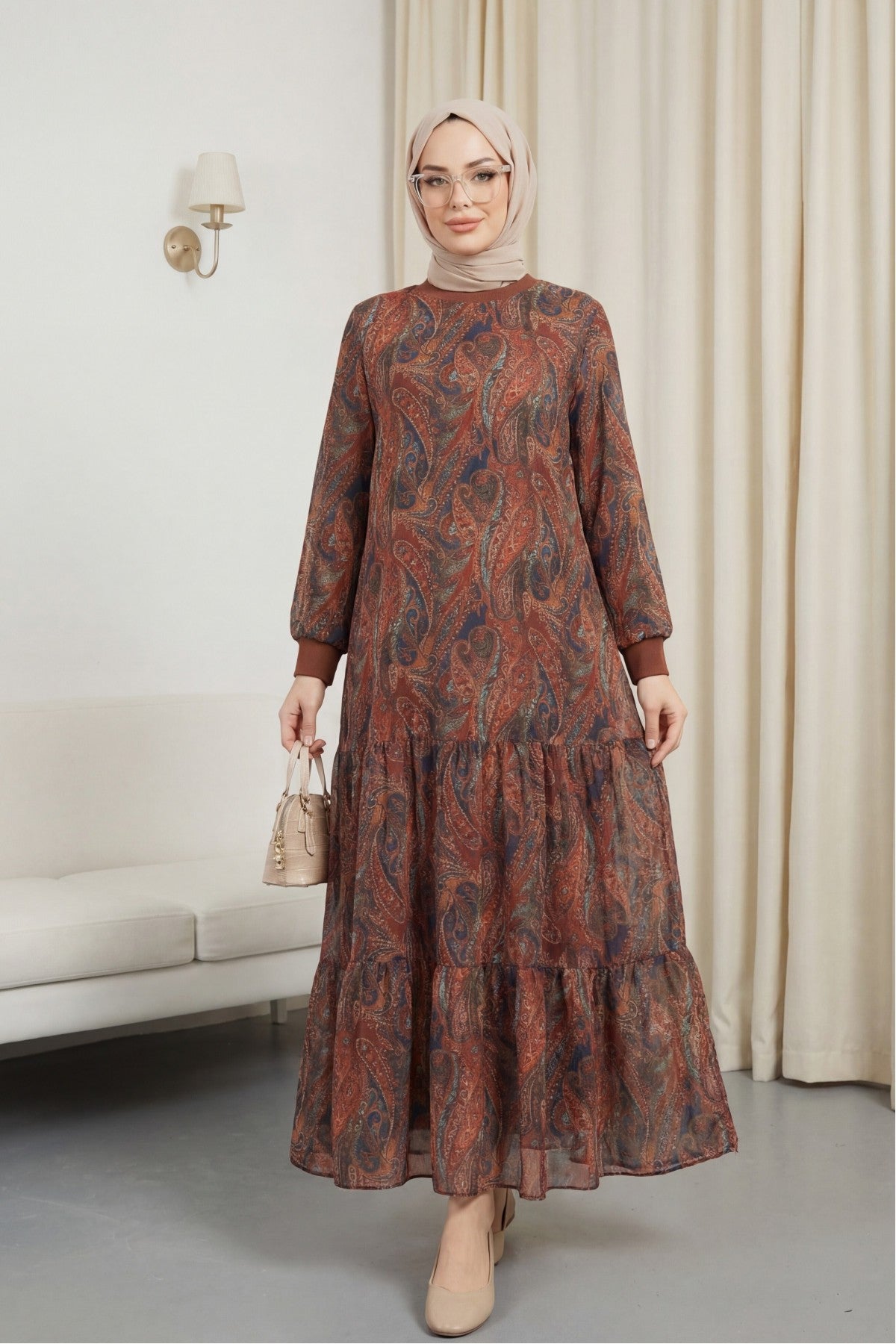 Robe en chiffon doublée avec jupe à pièces à motif ethnique