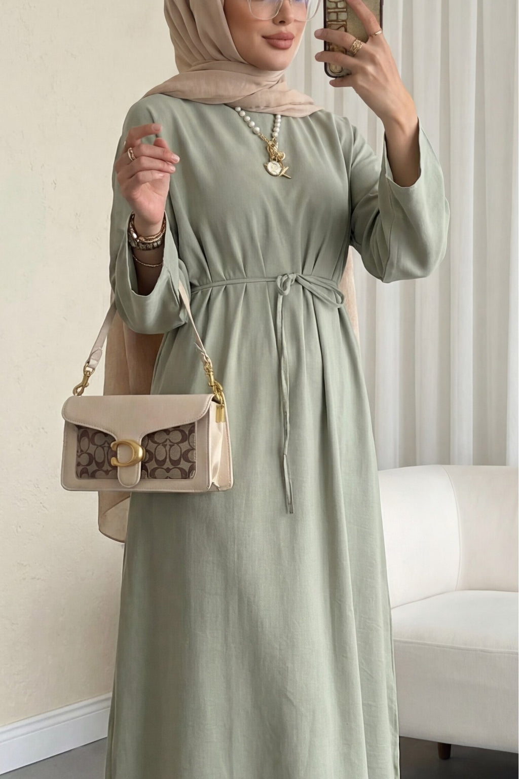 Robe en lin apparent avec ceinture et fermeture éclair au dos
