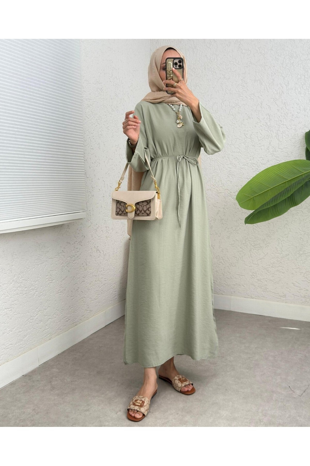 Robe en lin apparent avec ceinture et fermeture éclair au dos