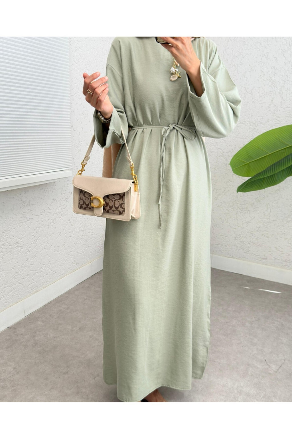 Robe en lin apparent avec ceinture et fermeture éclair au dos