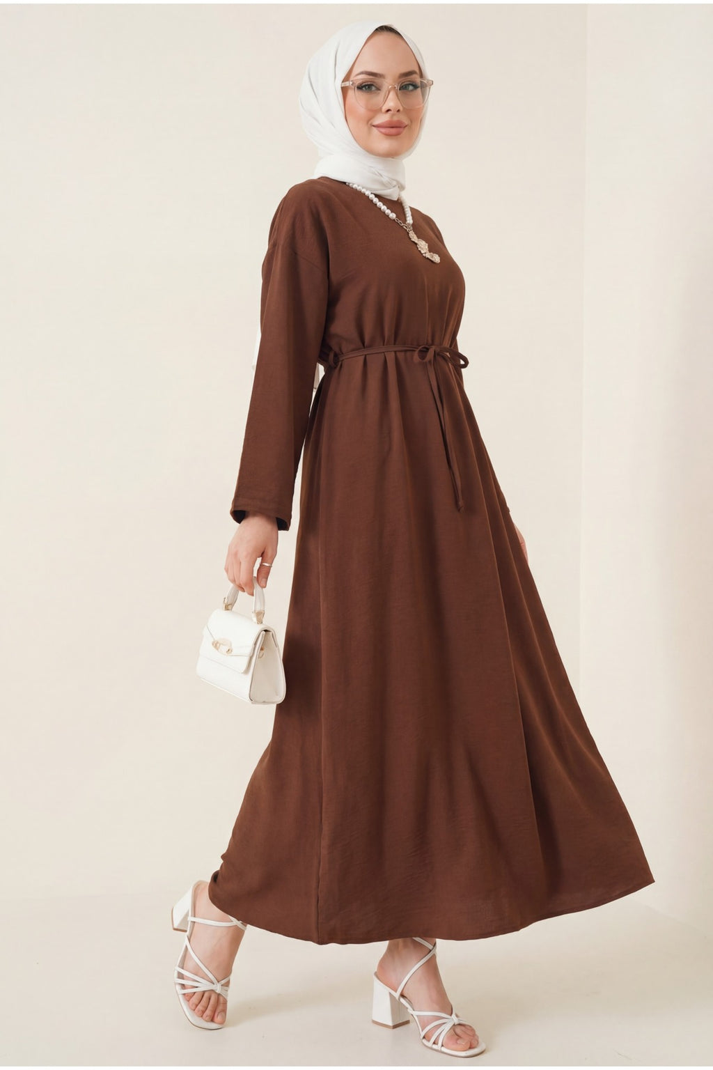 Robe en lin apparent avec ceinture et fermeture éclair au dos