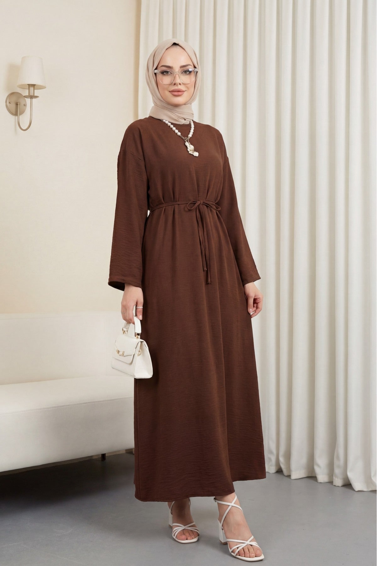 Robe en lin apparent avec ceinture et fermeture éclair au dos