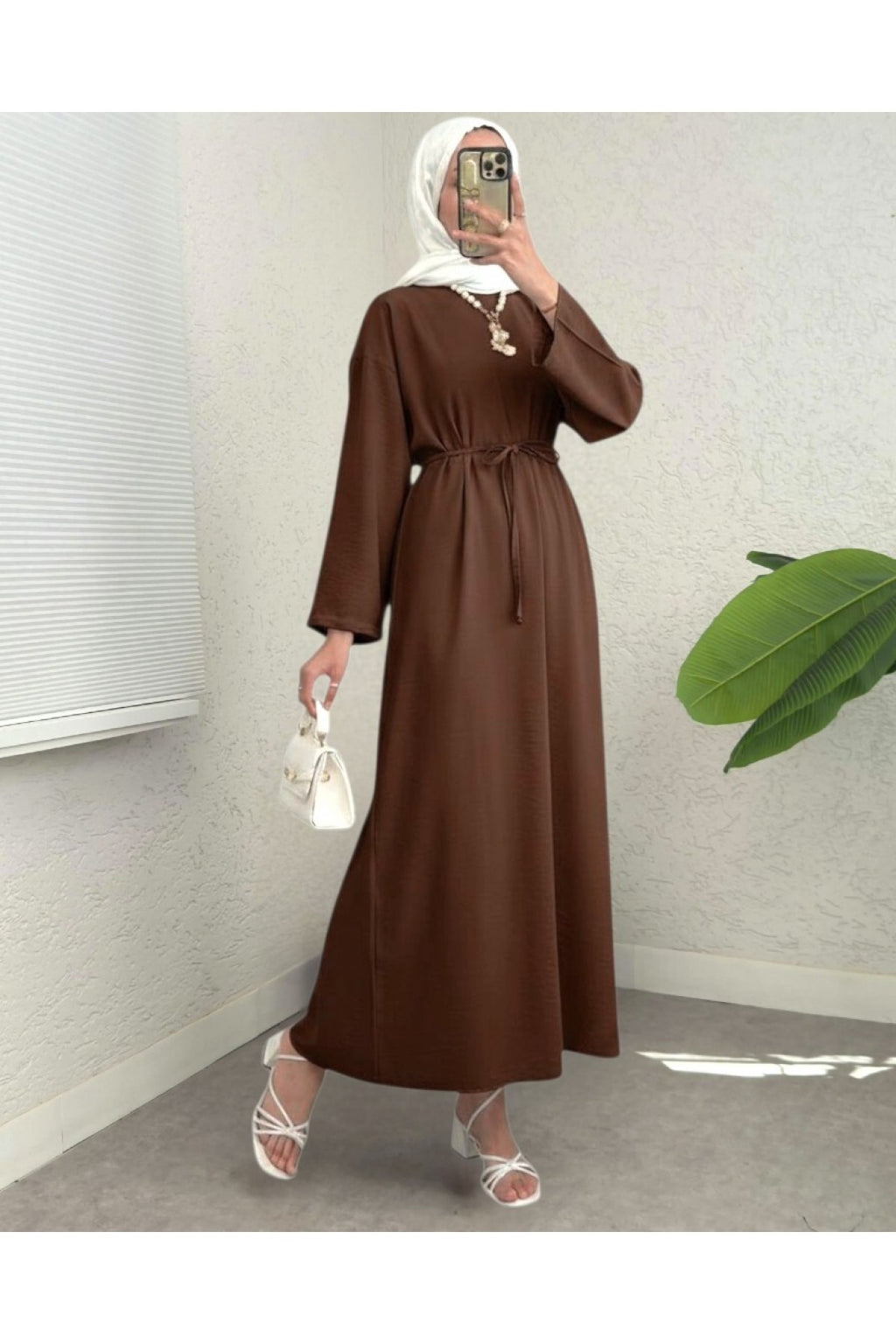Robe en lin apparent avec ceinture et fermeture éclair au dos