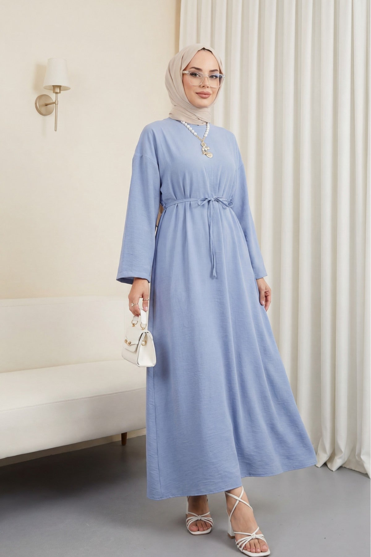 Robe en lin apparent avec ceinture et fermeture éclair au dos