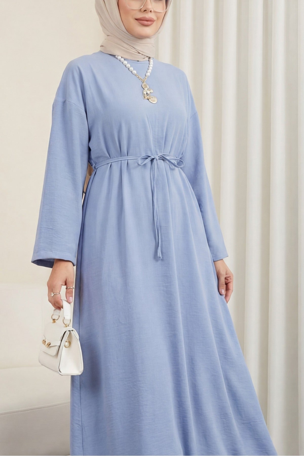Robe en lin apparent avec ceinture et fermeture éclair au dos