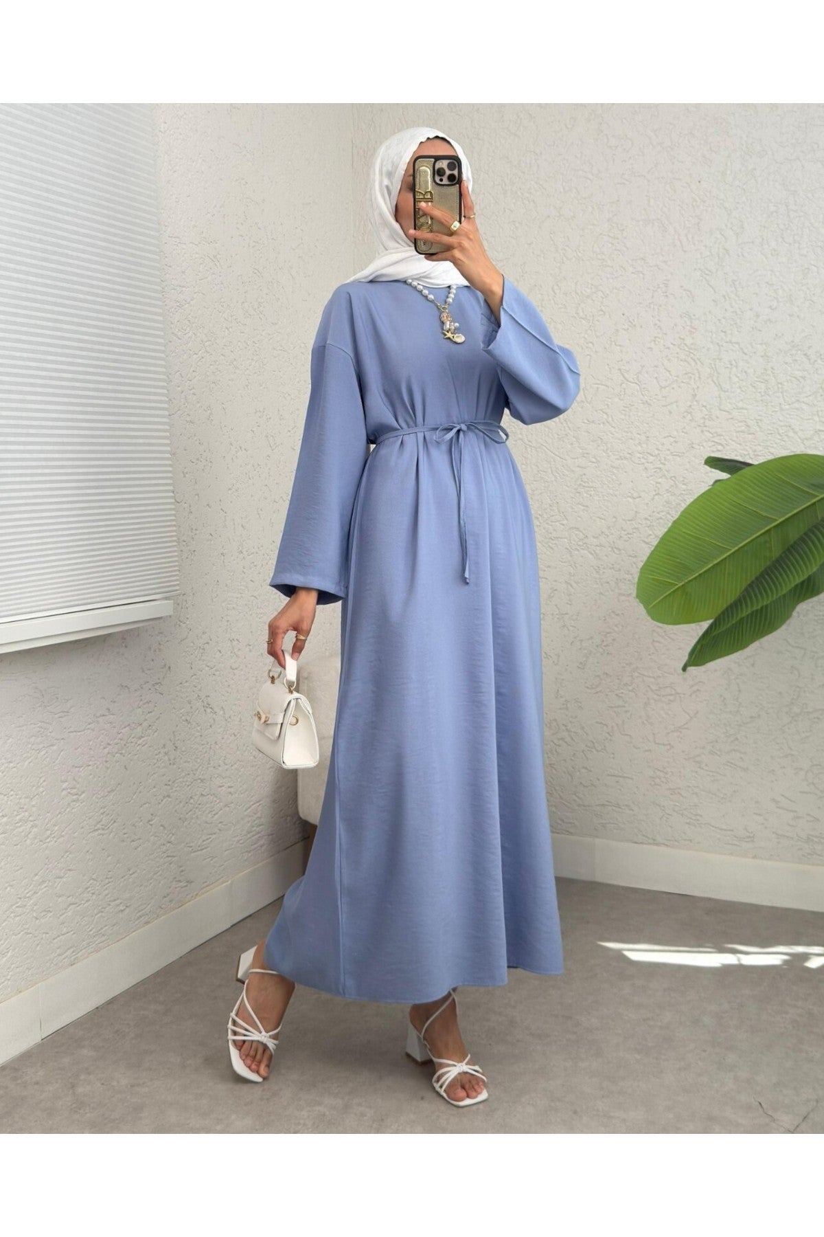 Robe en lin apparent avec ceinture et fermeture éclair au dos