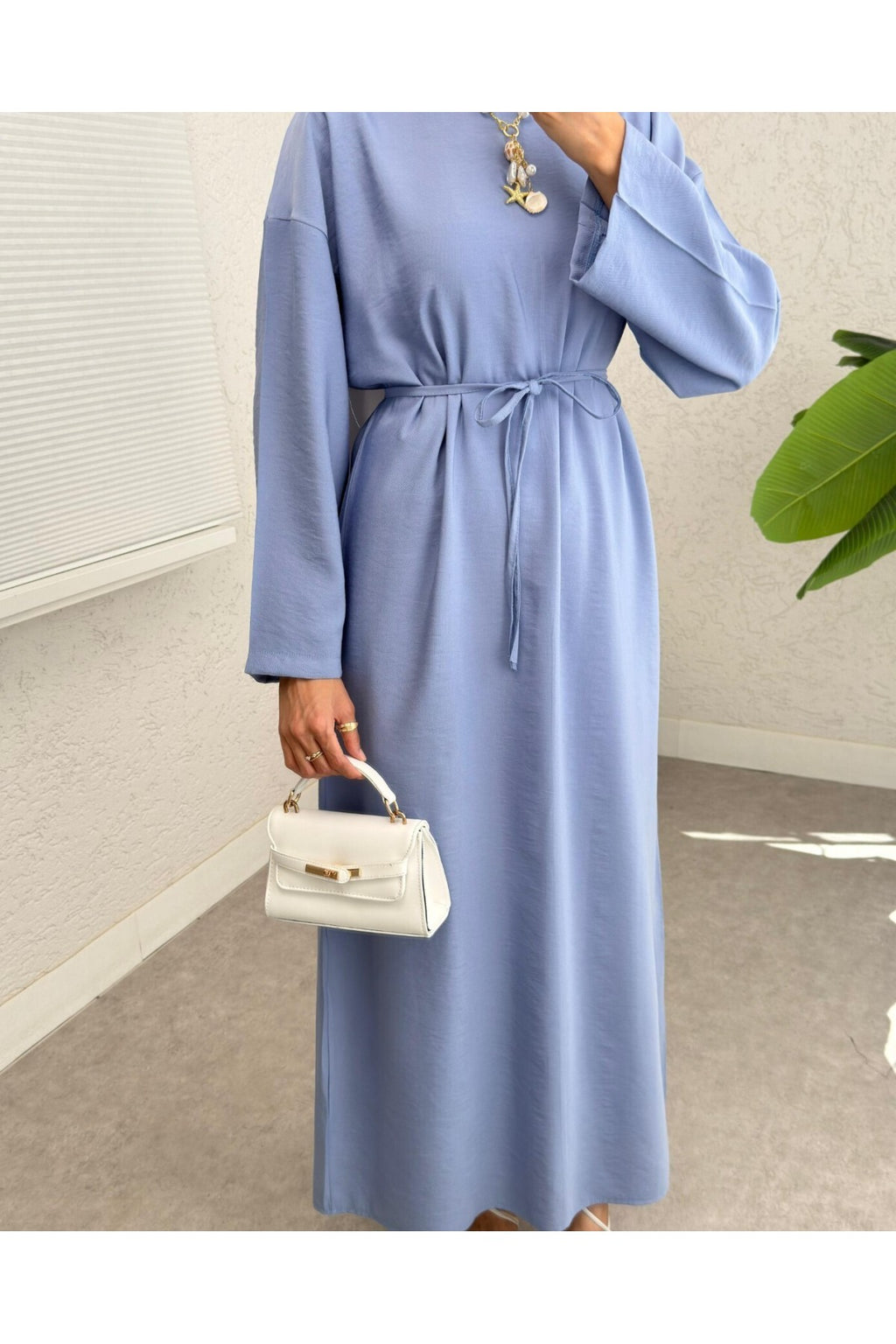 Robe en lin apparent avec ceinture et fermeture éclair au dos