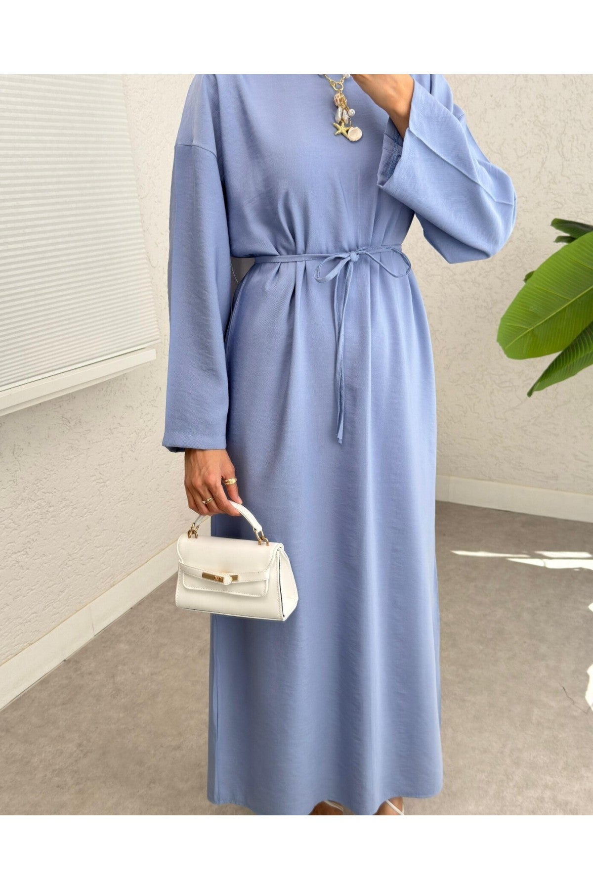 Robe en lin apparent avec ceinture et fermeture éclair au dos