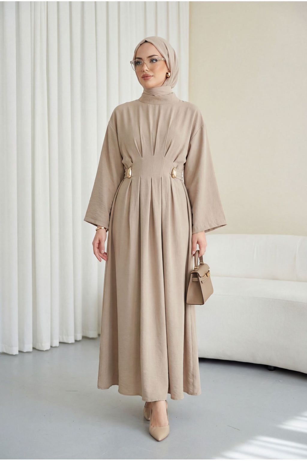Robe en modal à plis avec ceinture et détail de boucle