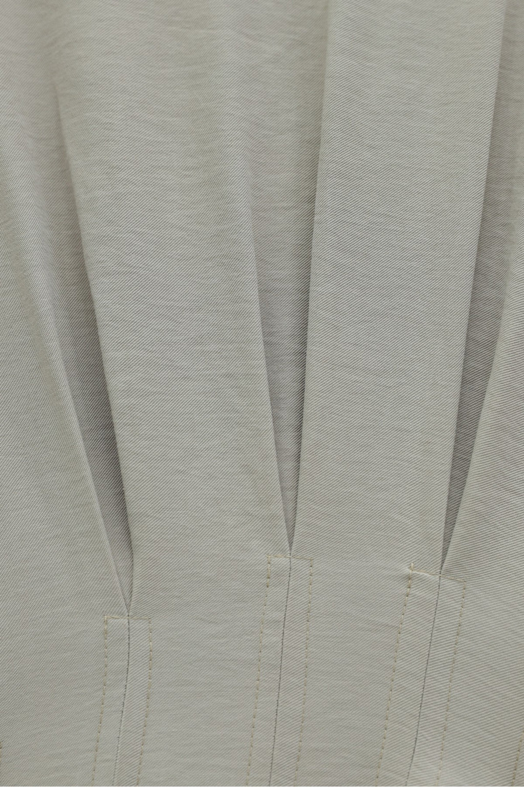Robe en modal à plis avec ceinture et détail de boucle