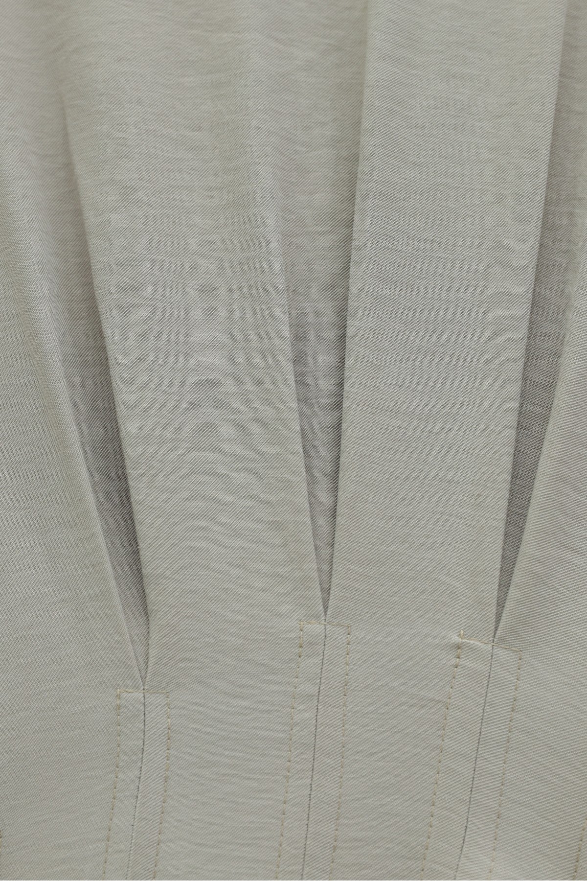 Robe en modal à plis avec ceinture et détail de boucle