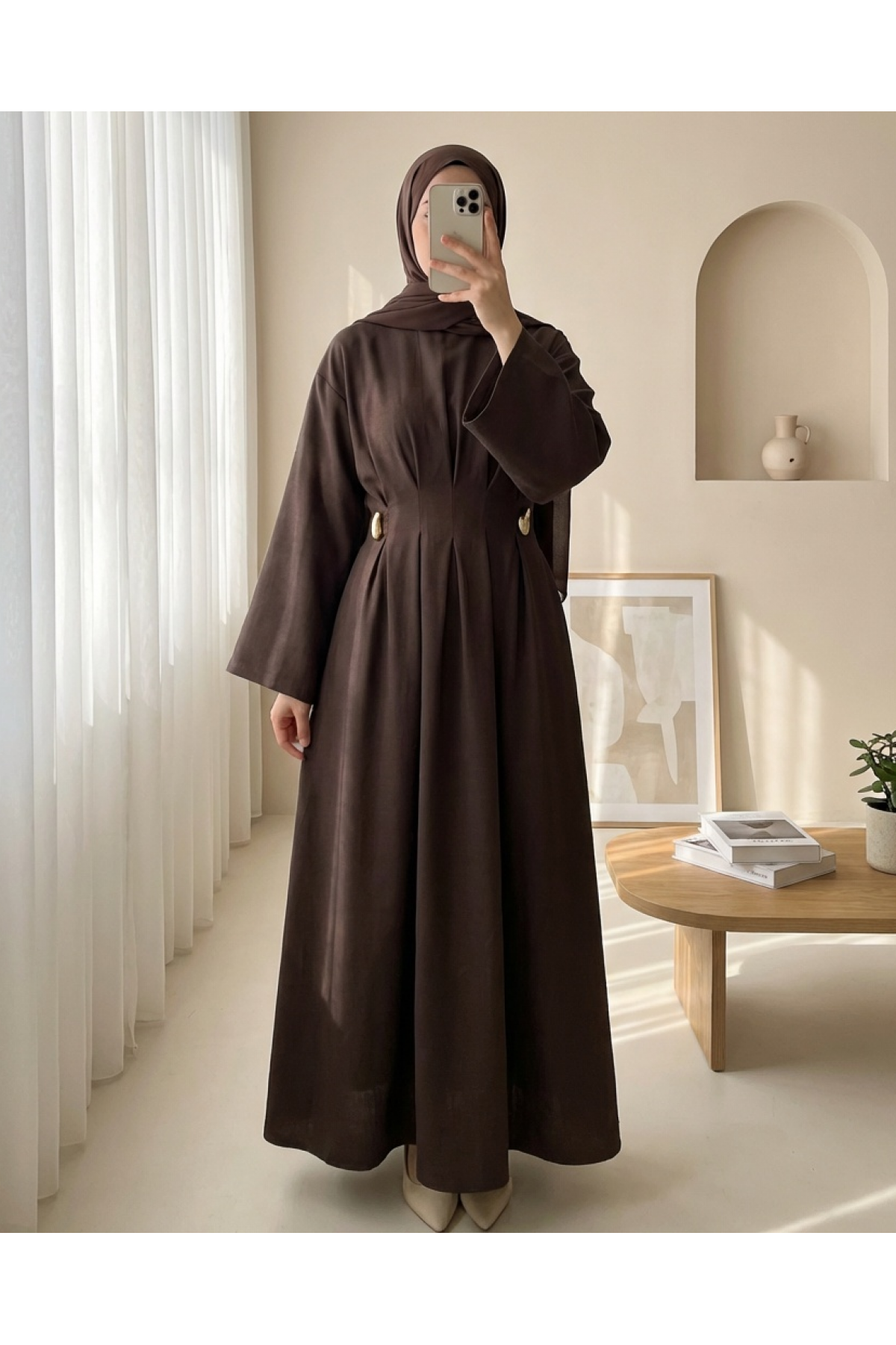 Robe en modal à plis avec ceinture et détail de boucle