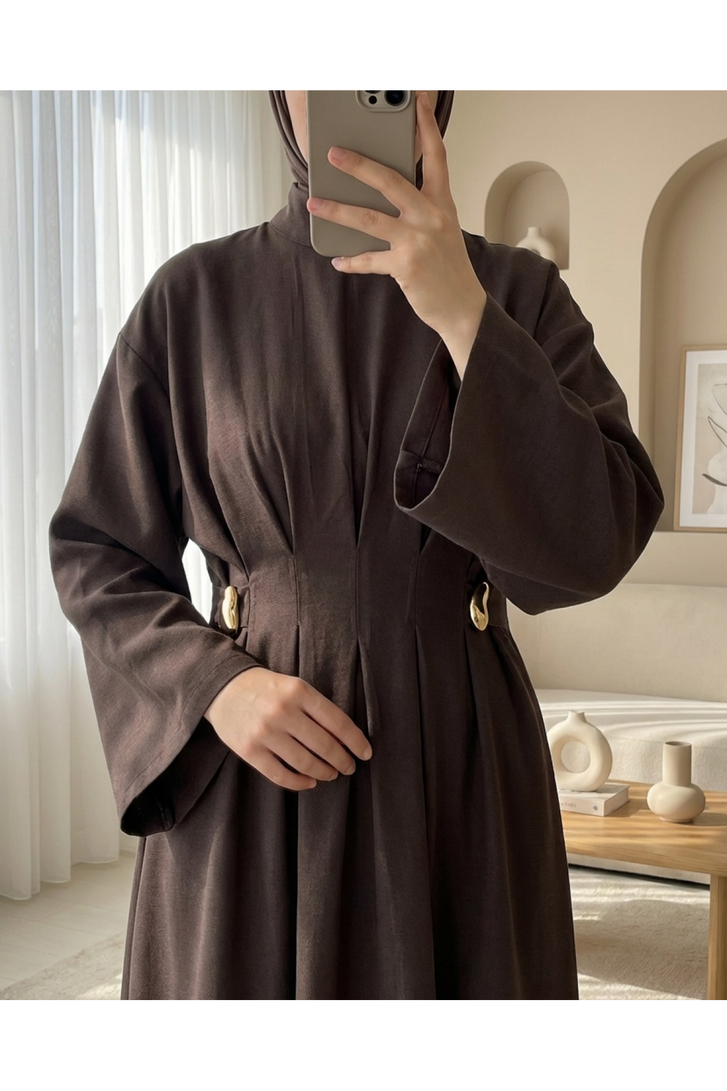 Robe en modal à plis avec ceinture et détail de boucle