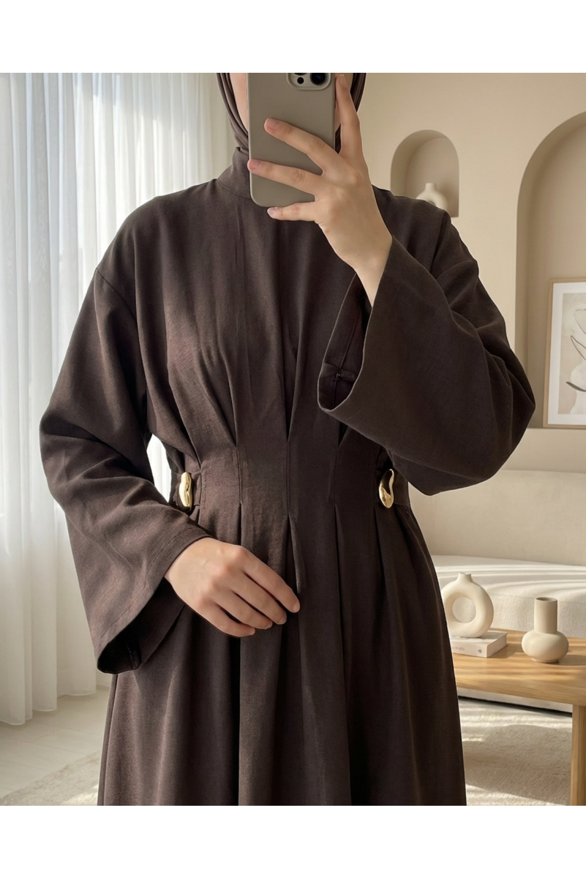 Robe en modal à plis avec ceinture et détail de boucle