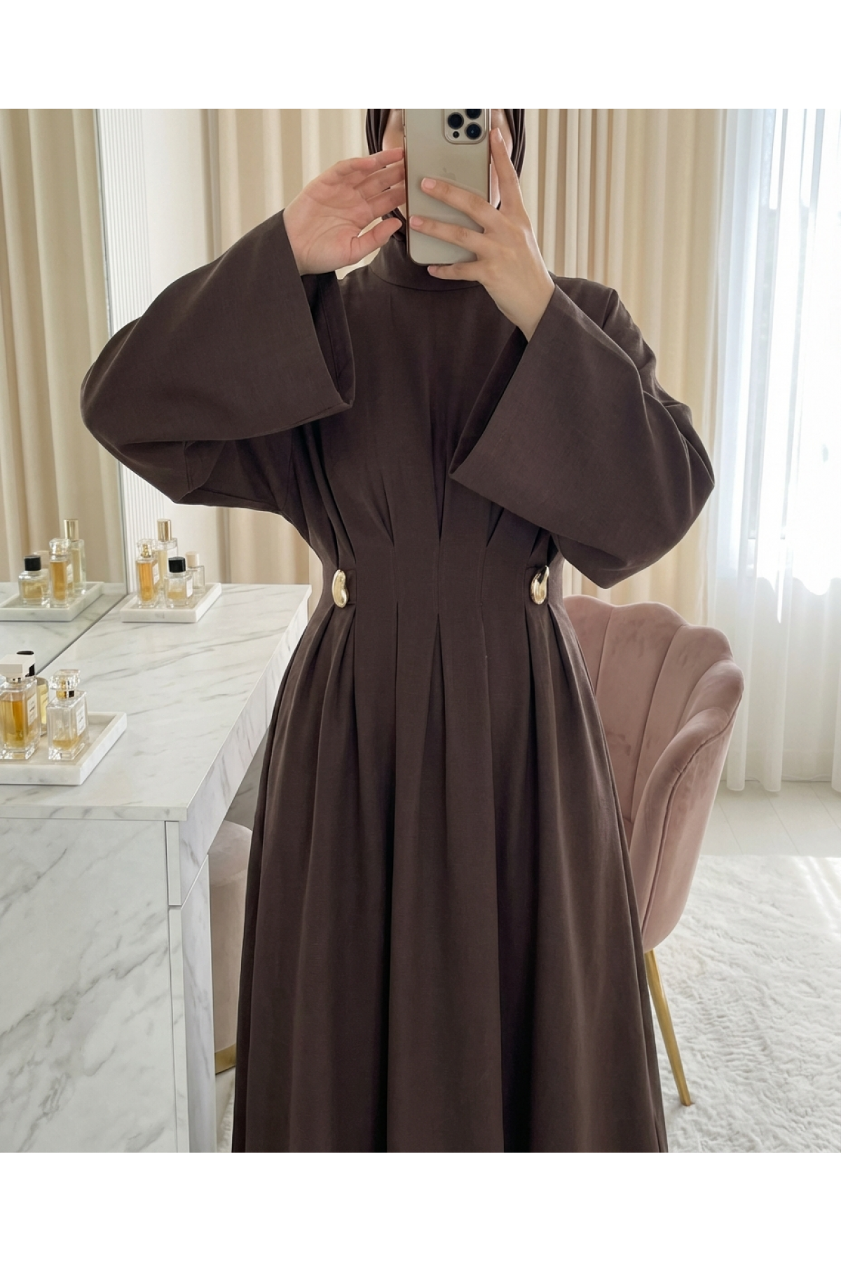 Robe en modal à plis avec ceinture et détail de boucle