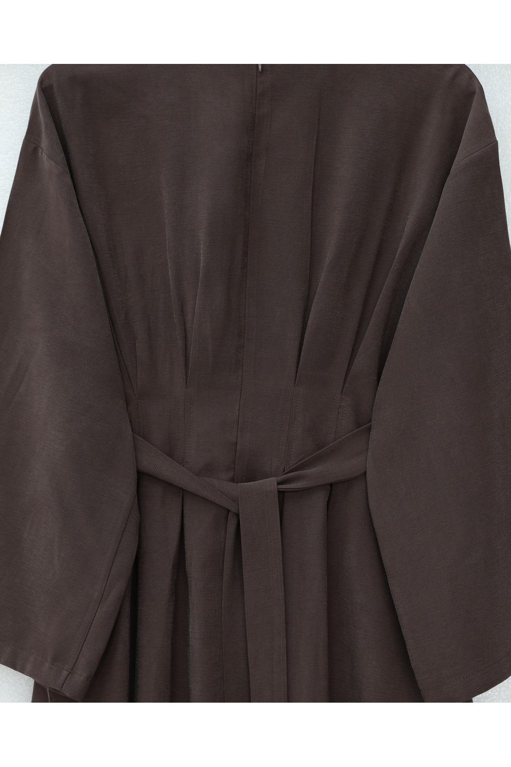 Robe en modal à plis avec ceinture et détail de boucle