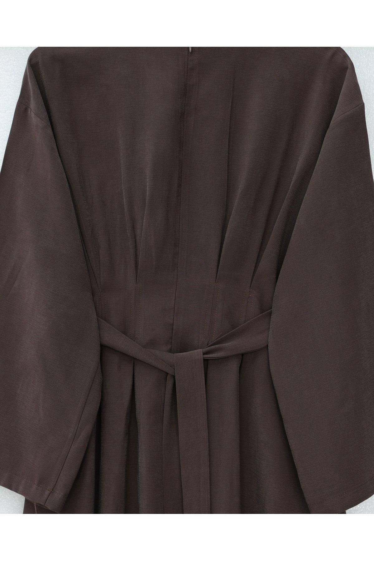 Robe en modal à plis avec ceinture et détail de boucle