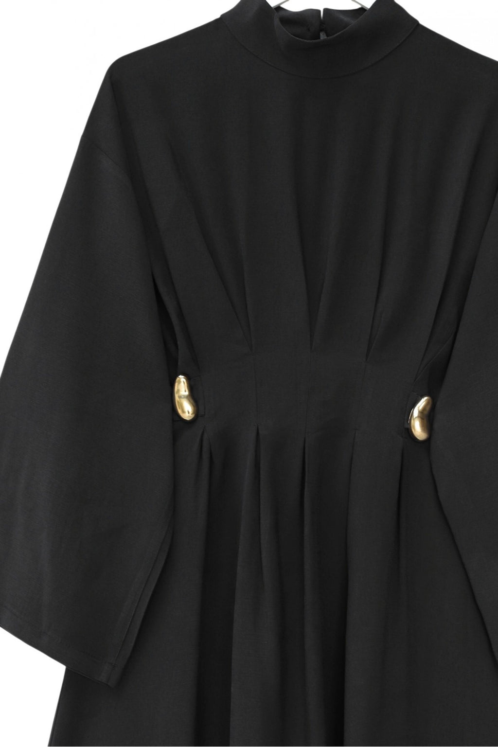 Robe en modal à plis avec ceinture et détail de boucle