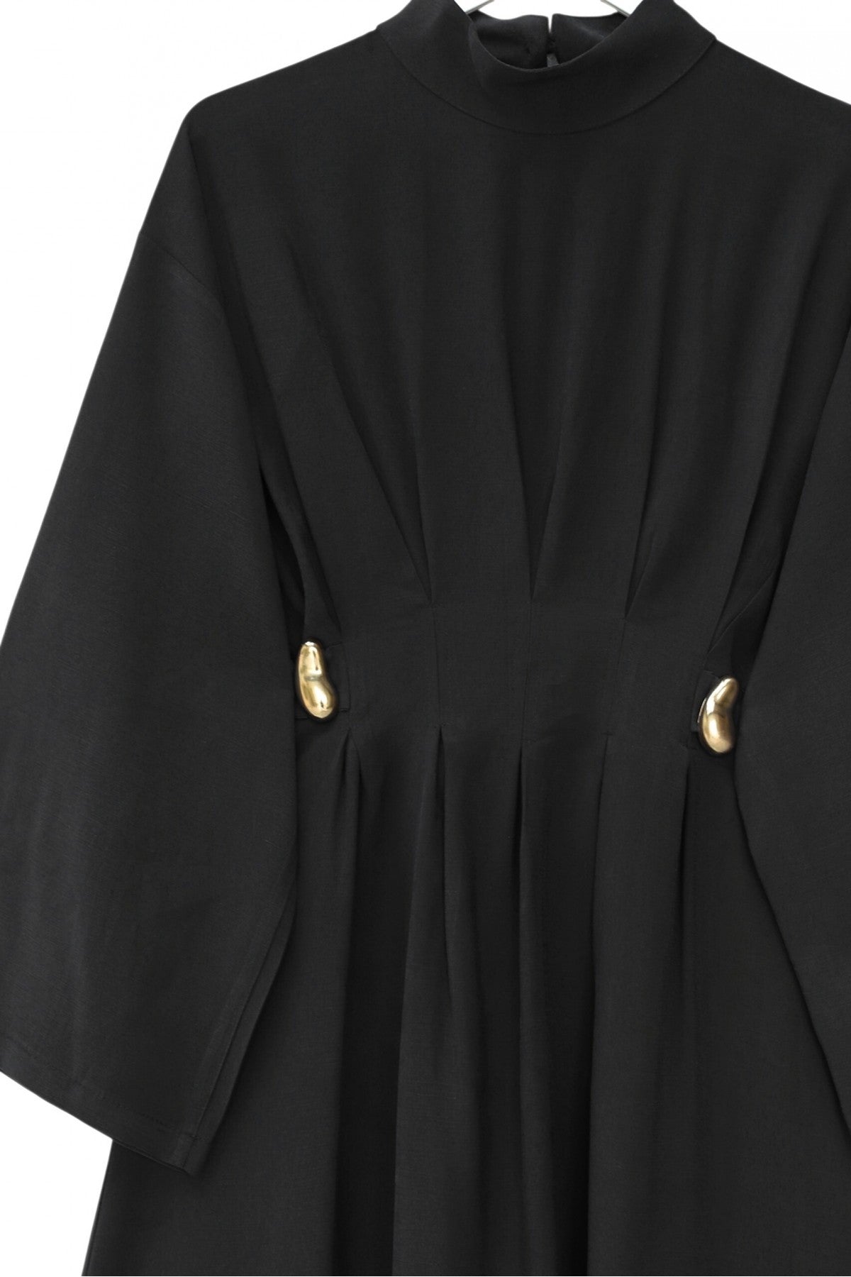 Robe en modal à plis avec ceinture et détail de boucle