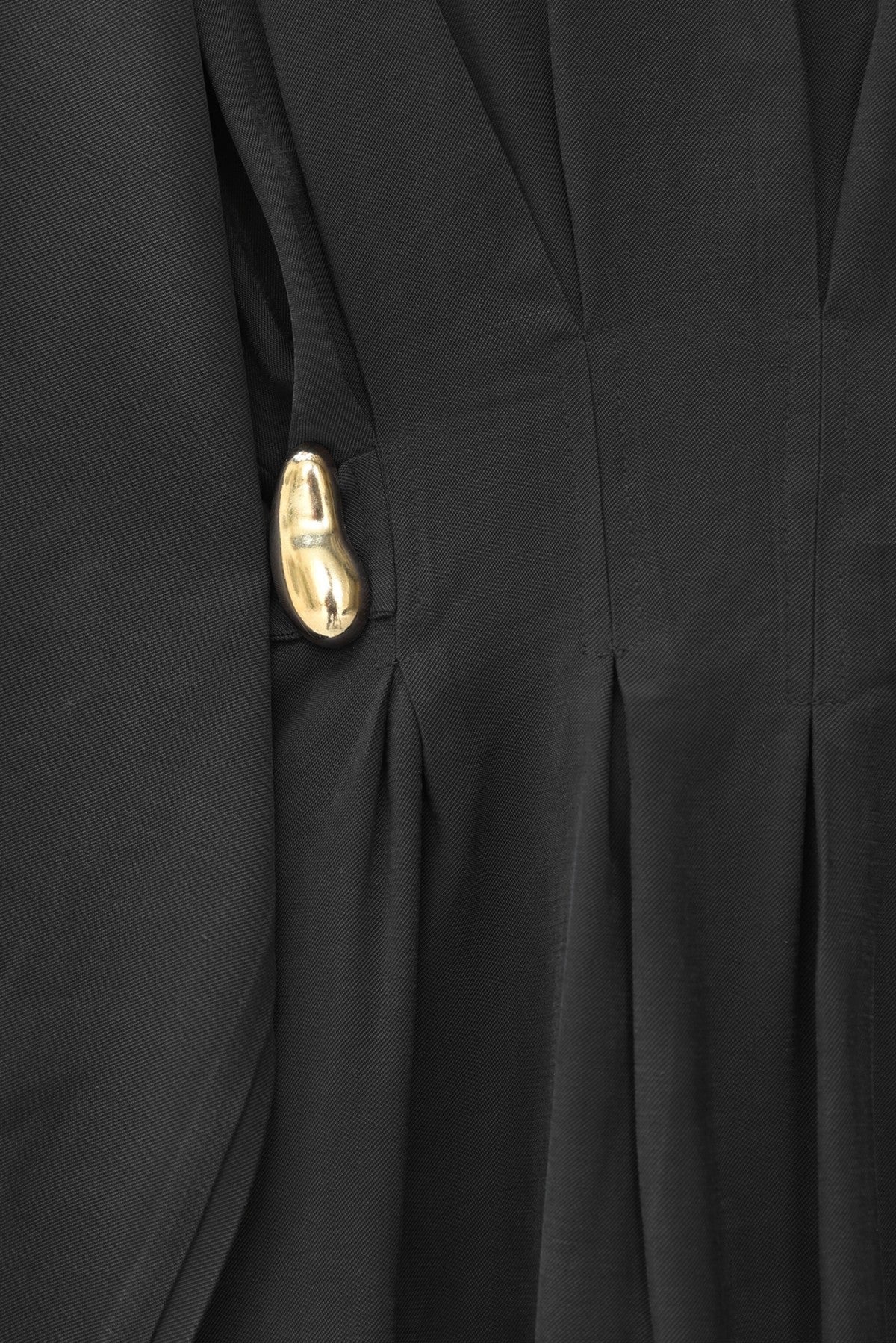 Robe en modal à plis avec ceinture et détail de boucle