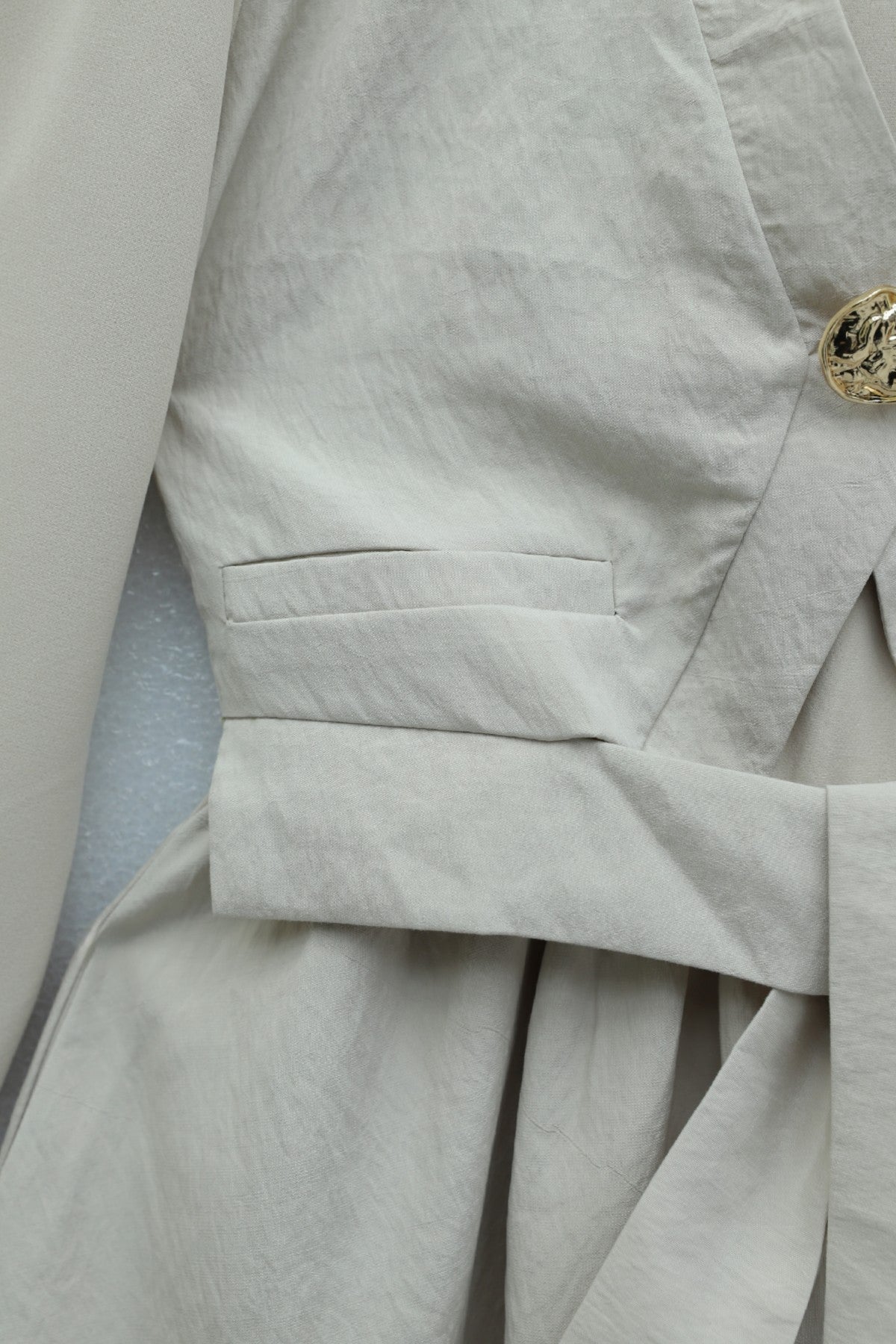 Robe en Cupra avec détail effet gilet et taille elastique