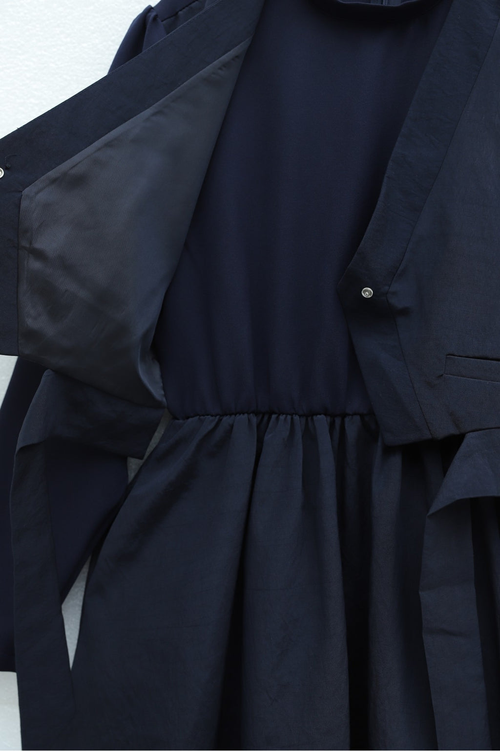 Robe en Cupra avec détail effet gilet et taille elastique