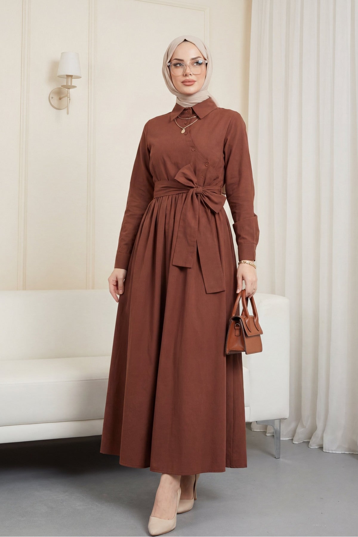 Robe à col chemise avec bouton croisé et taille à nouer