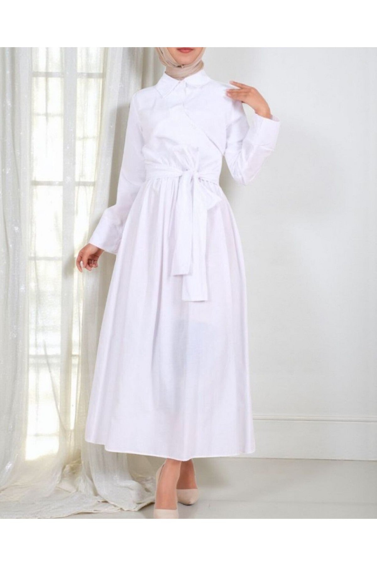Robe à col chemise avec bouton croisé et taille à nouer