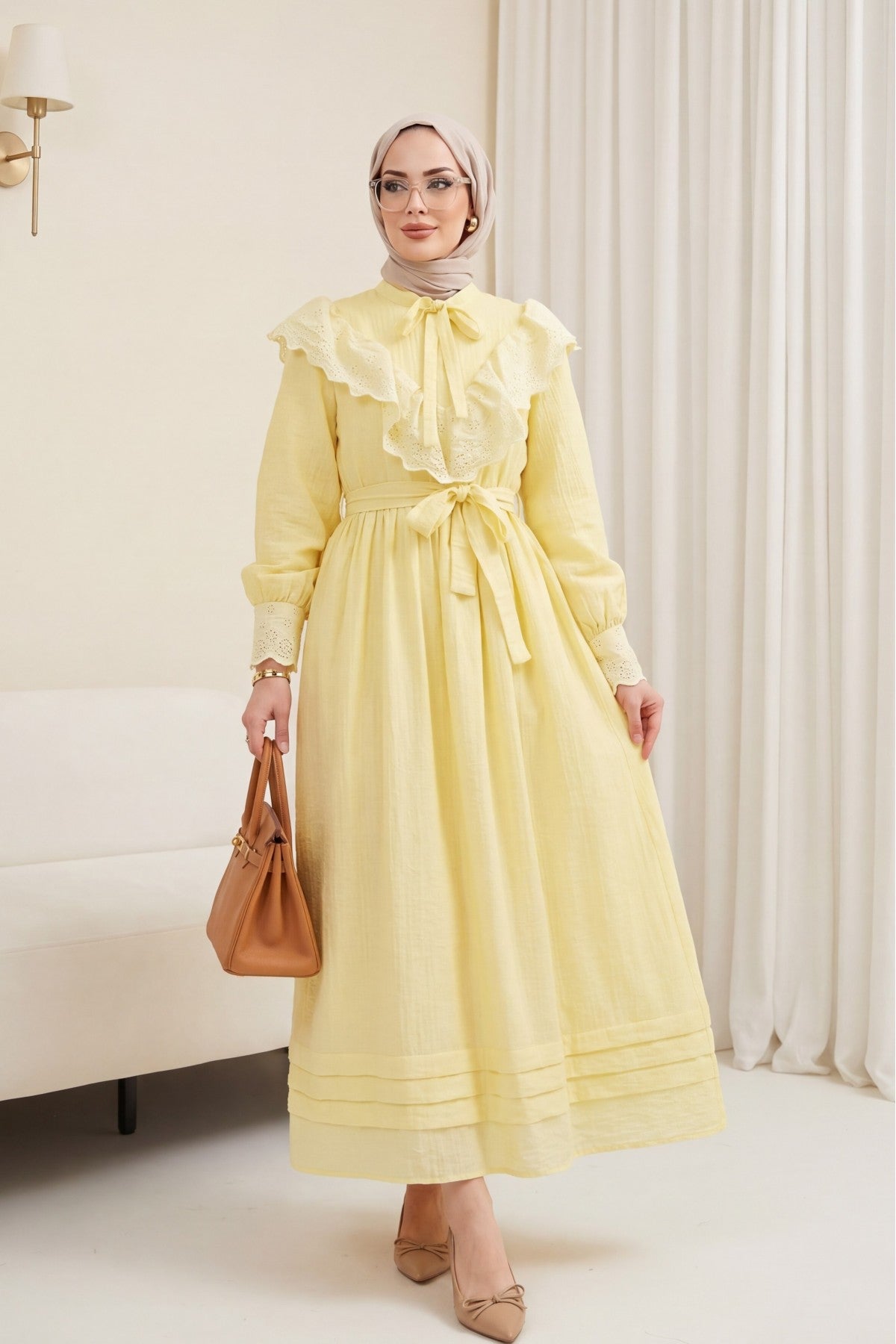 Robe en crinkle avec doublure, col et taille à nouer et détail à œillets