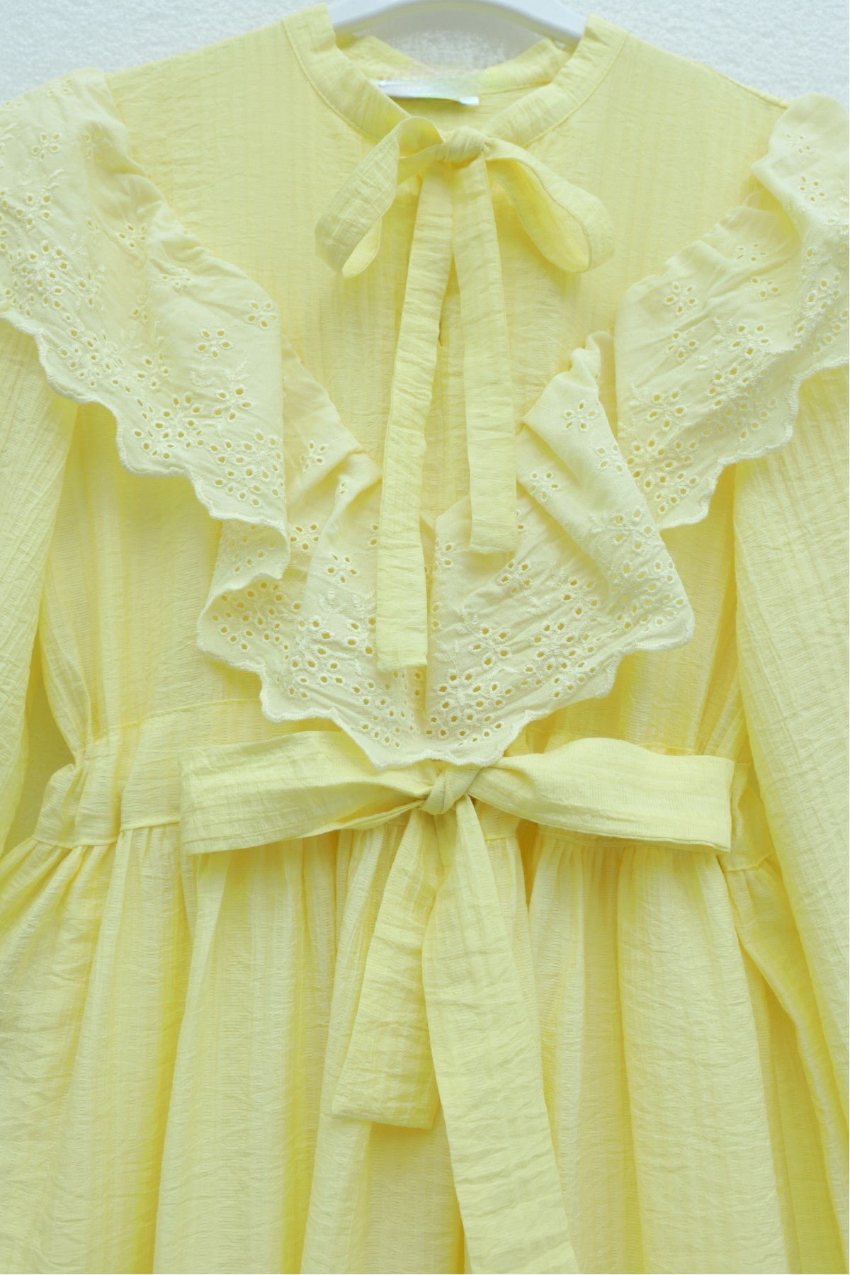 Robe en crinkle avec doublure, col et taille à nouer et détail à œillets