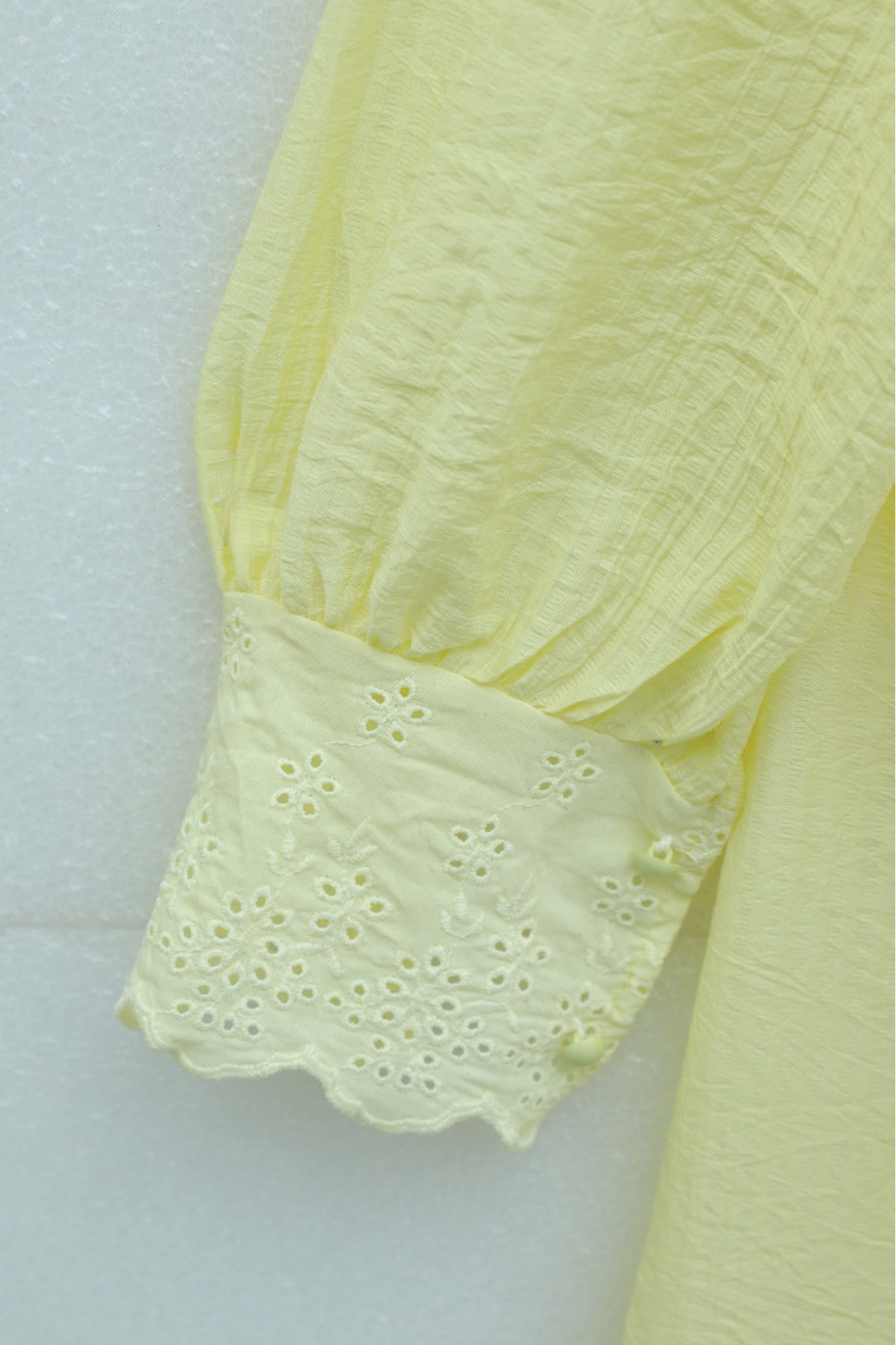 Robe en crinkle avec doublure, col et taille à nouer et détail à œillets