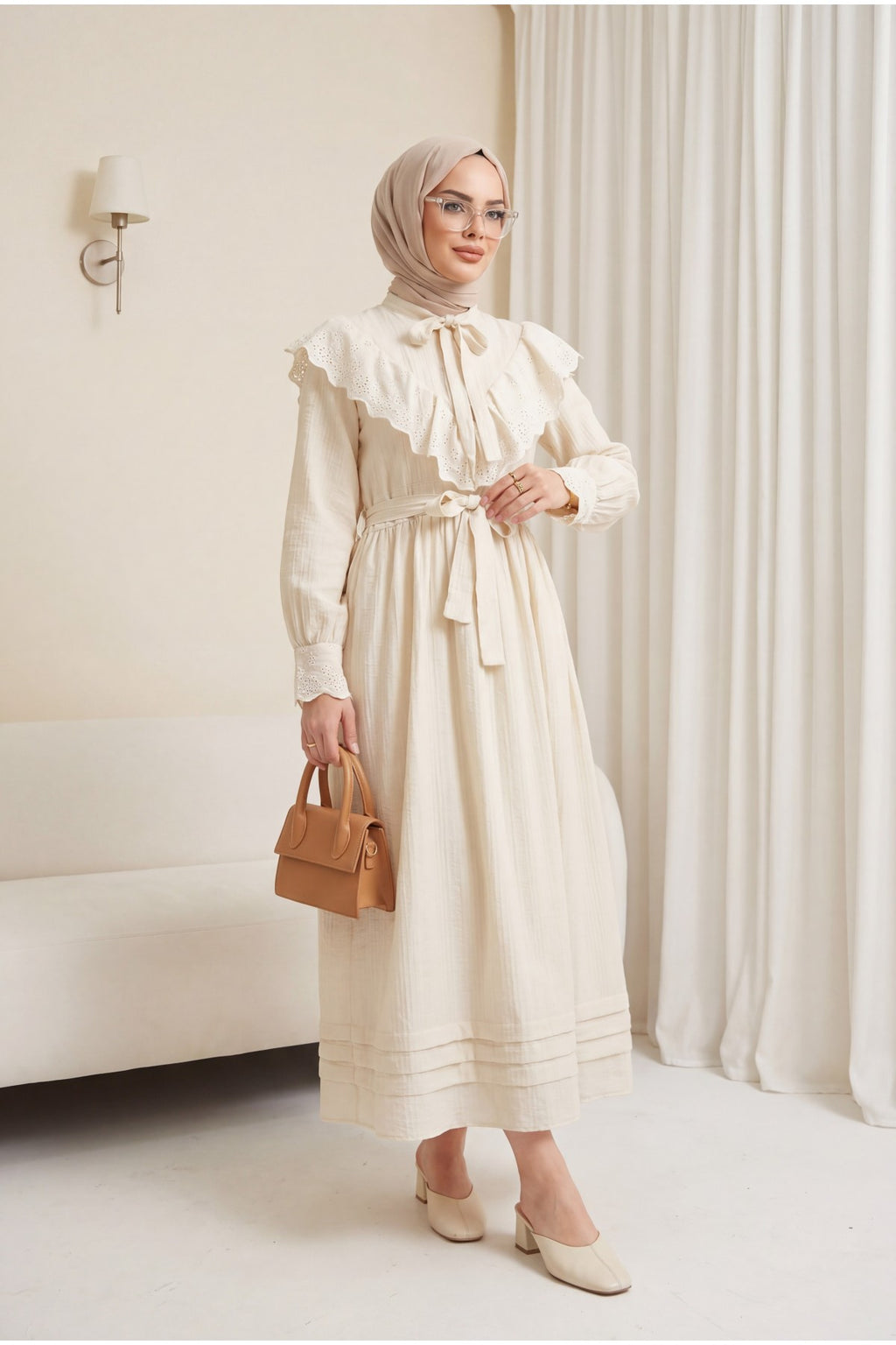 Robe en crinkle avec doublure, col et taille à nouer et détail à œillets