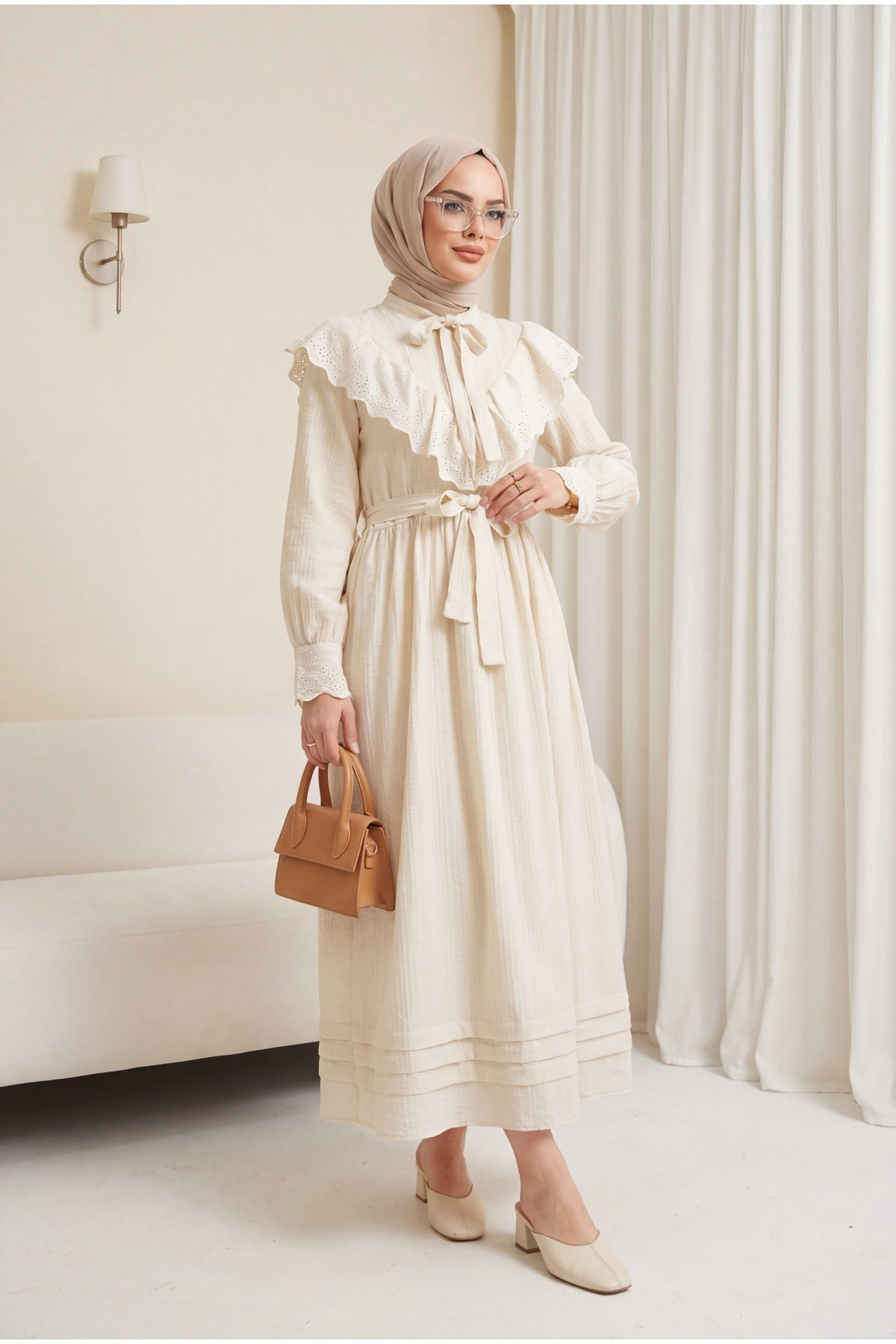 Robe en crinkle avec doublure, col et taille à nouer et détail à œillets