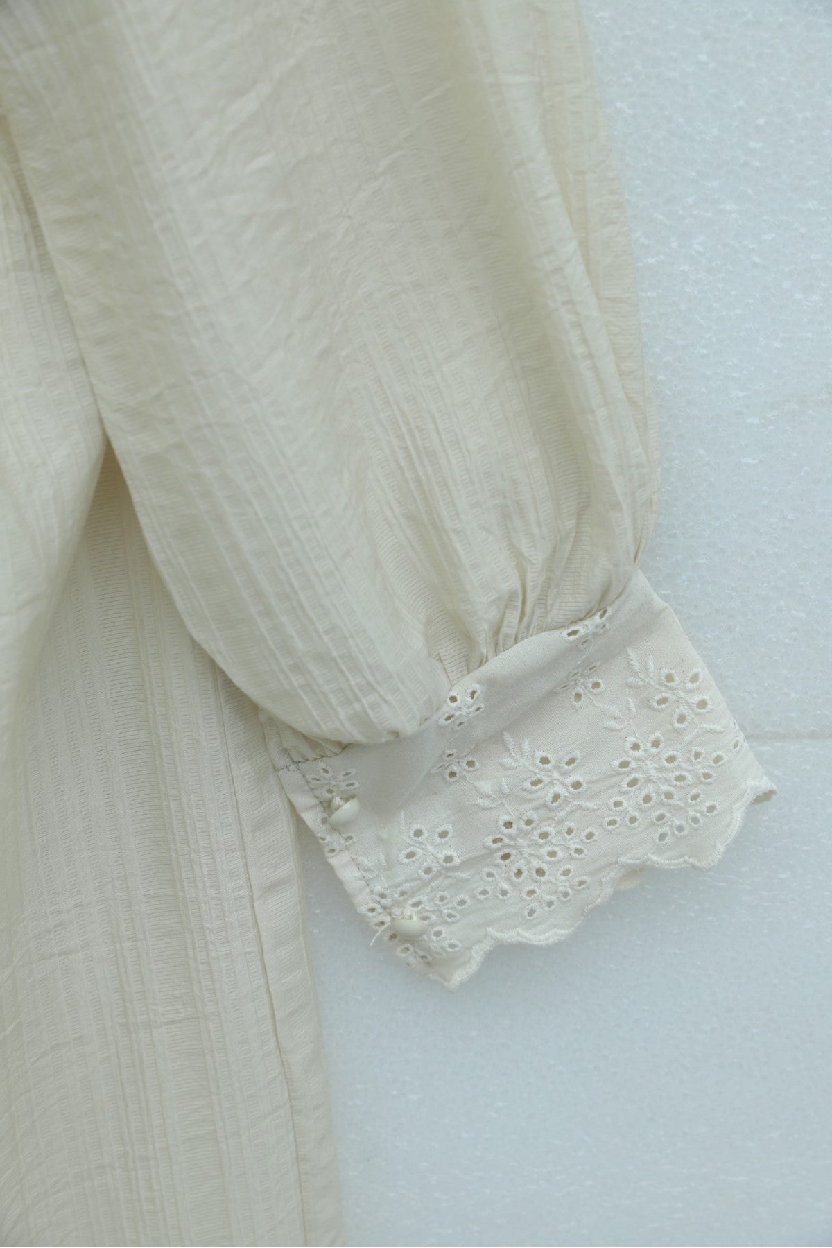 Robe en crinkle avec doublure, col et taille à nouer et détail à œillets
