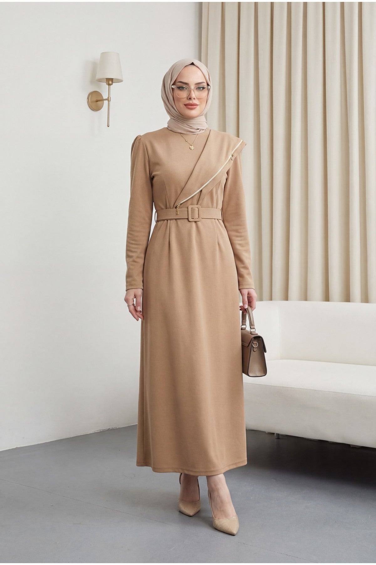 Robe en crêpe avec ceinture et broderie de pierres